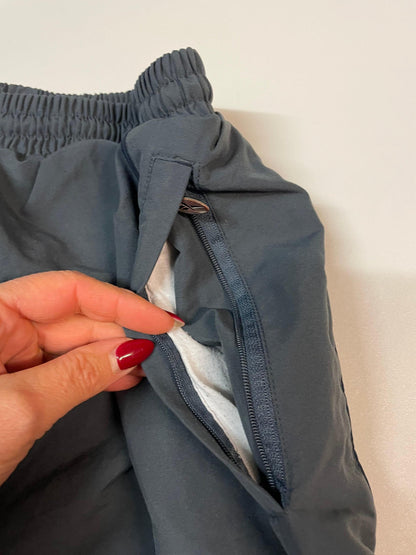 Entdecke unsere Vintage Track Pants von Nike und anderen Marken, erhältlich bei Valuxery.de - Dein Shop für trendige Vintage - Kleidung. Unsere Track Pants sind aus hochwertigen Materialien und
