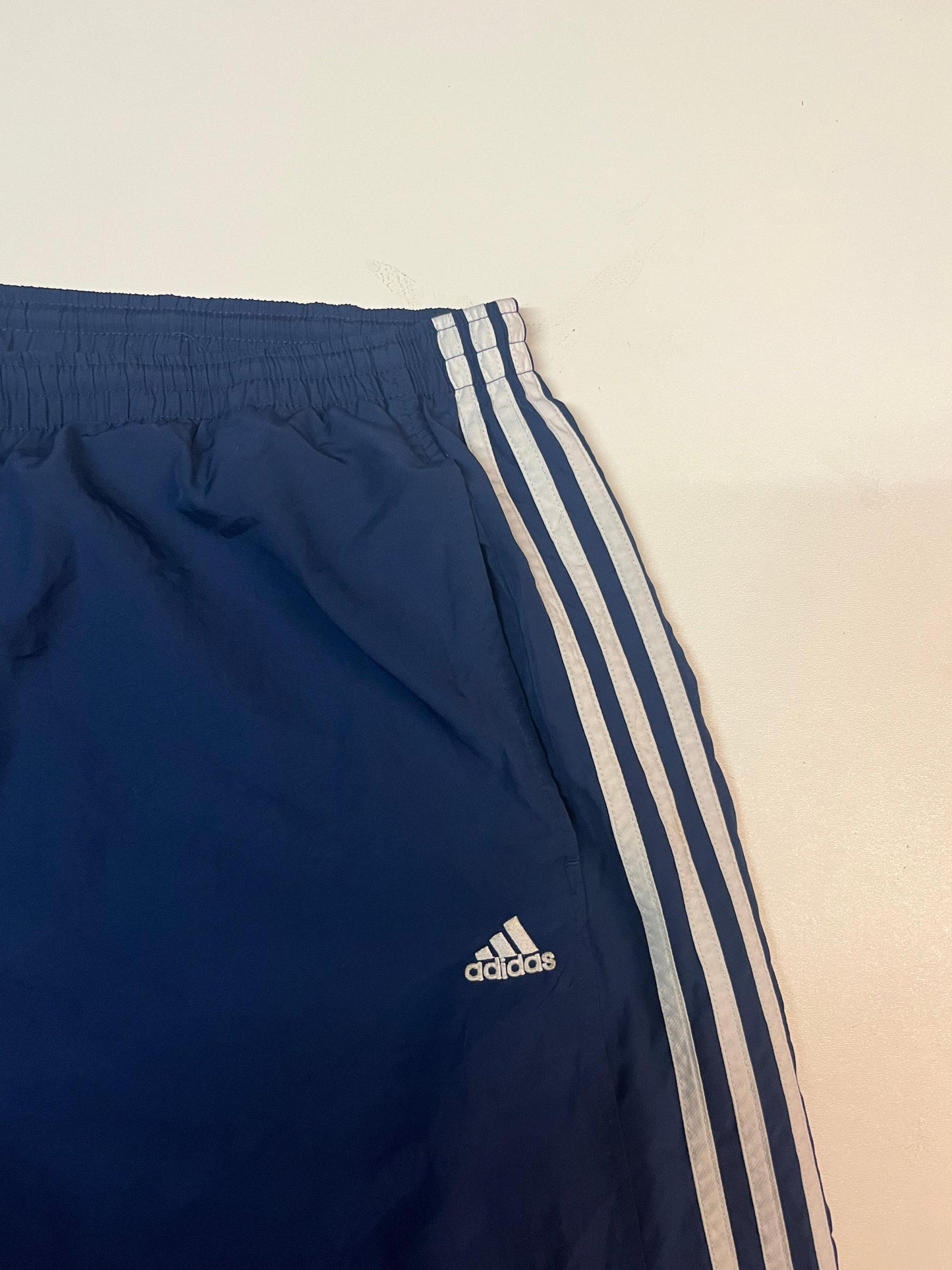 Entdecke unsere Vintage Track Pants von Nike und anderen Marken, erhältlich bei Valuxery.de - Dein Shop für trendige Vintage - Kleidung. Unsere Track Pants sind aus hochwertigen Materialien und