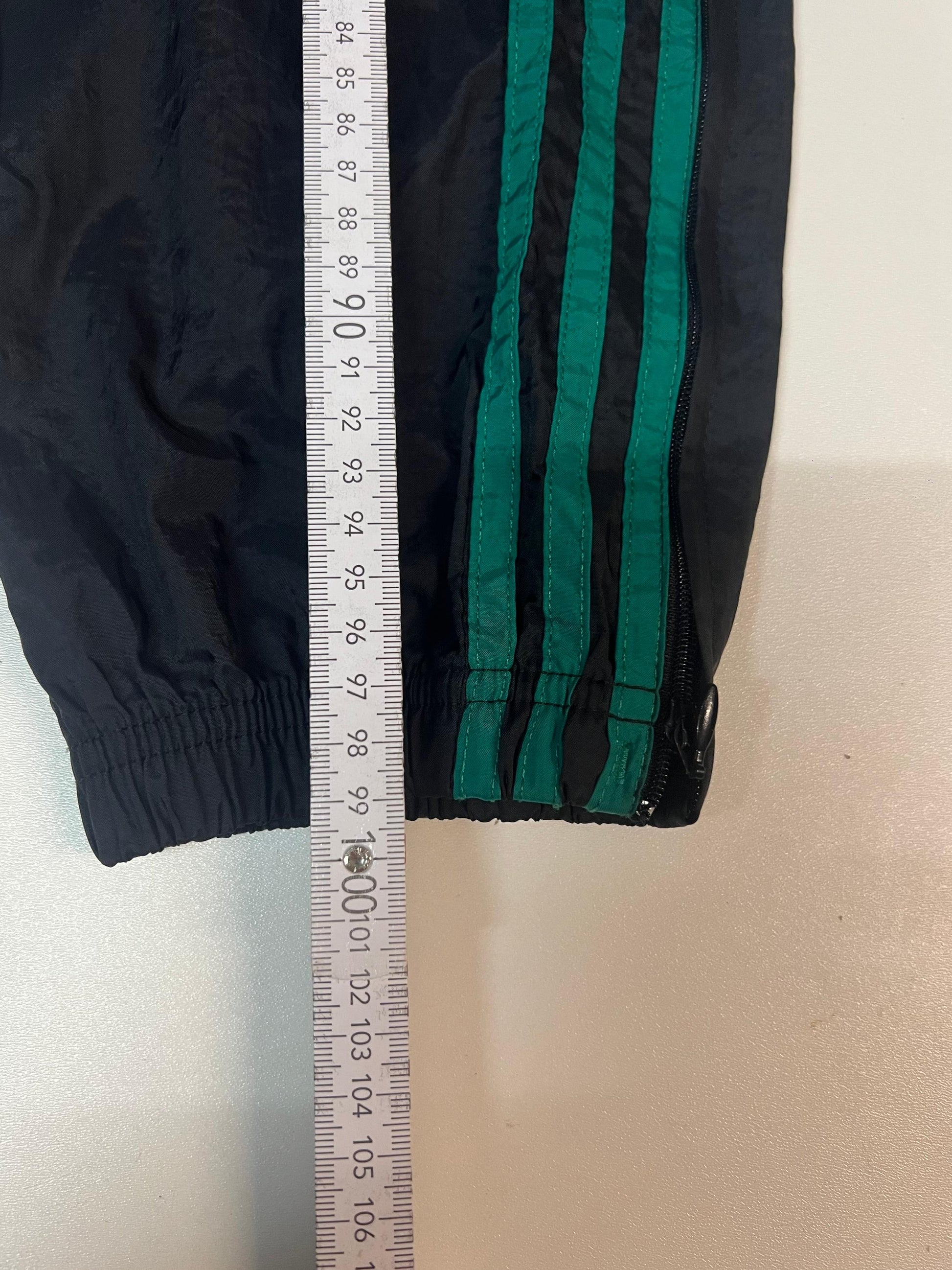 Entdecke unsere Vintage Track Pants von Nike und anderen Marken, erhältlich bei Valuxery.de - Dein Shop für trendige Vintage - Kleidung. Unsere Track Pants sind aus hochwertigen Materialien und