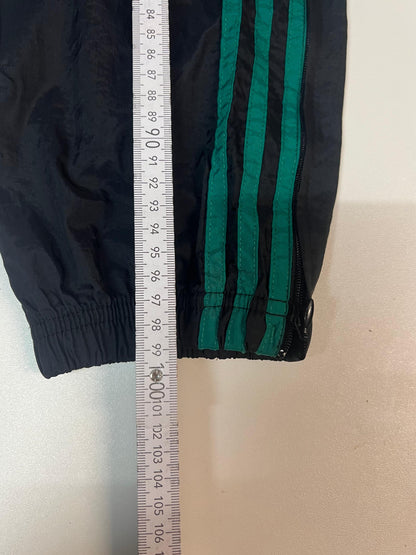 Entdecke unsere Vintage Track Pants von Nike und anderen Marken, erhältlich bei Valuxery.de - Dein Shop für trendige Vintage - Kleidung. Unsere Track Pants sind aus hochwertigen Materialien und