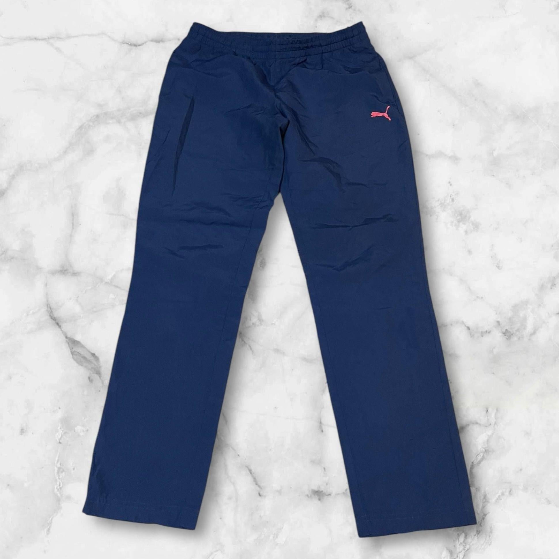 Entdecke unsere Vintage Track Pants von Nike und anderen Marken, erhältlich bei Valuxery.de - Dein Shop für trendige Vintage - Kleidung. Unsere Track Pants sind aus hochwertigen Materialien und