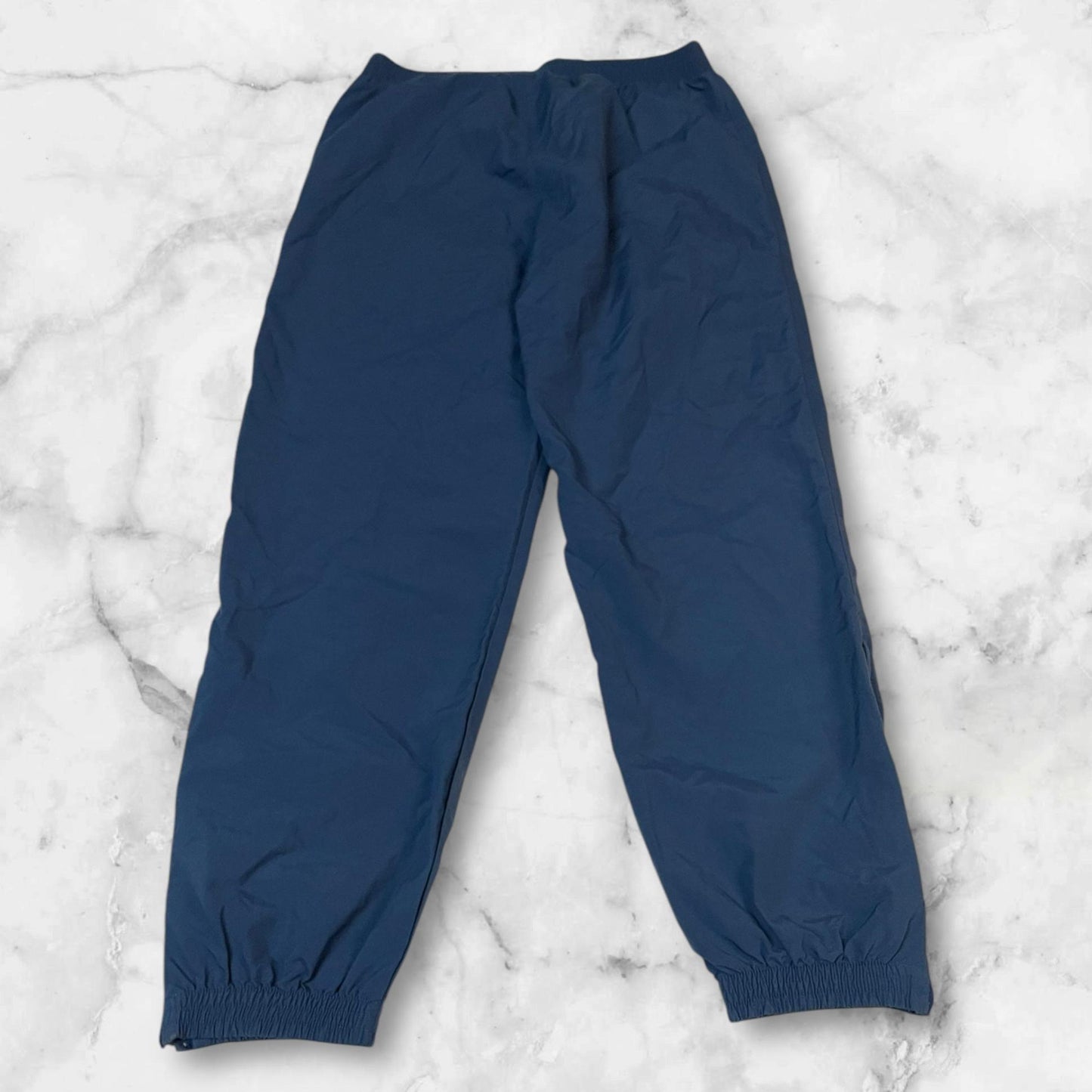 Entdecke unsere Vintage Track Pants von Nike und anderen Marken, erhältlich bei Valuxery.de - Dein Shop für trendige Vintage - Kleidung. Unsere Track Pants sind aus hochwertigen Materialien und