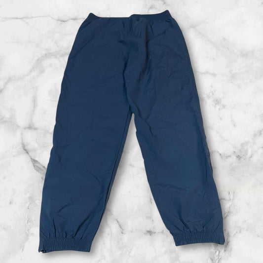 Entdecke unsere Vintage Track Pants von Nike und anderen Marken, erhältlich bei Valuxery.de - Dein Shop für trendige Vintage - Kleidung. Unsere Track Pants sind aus hochwertigen Materialien und