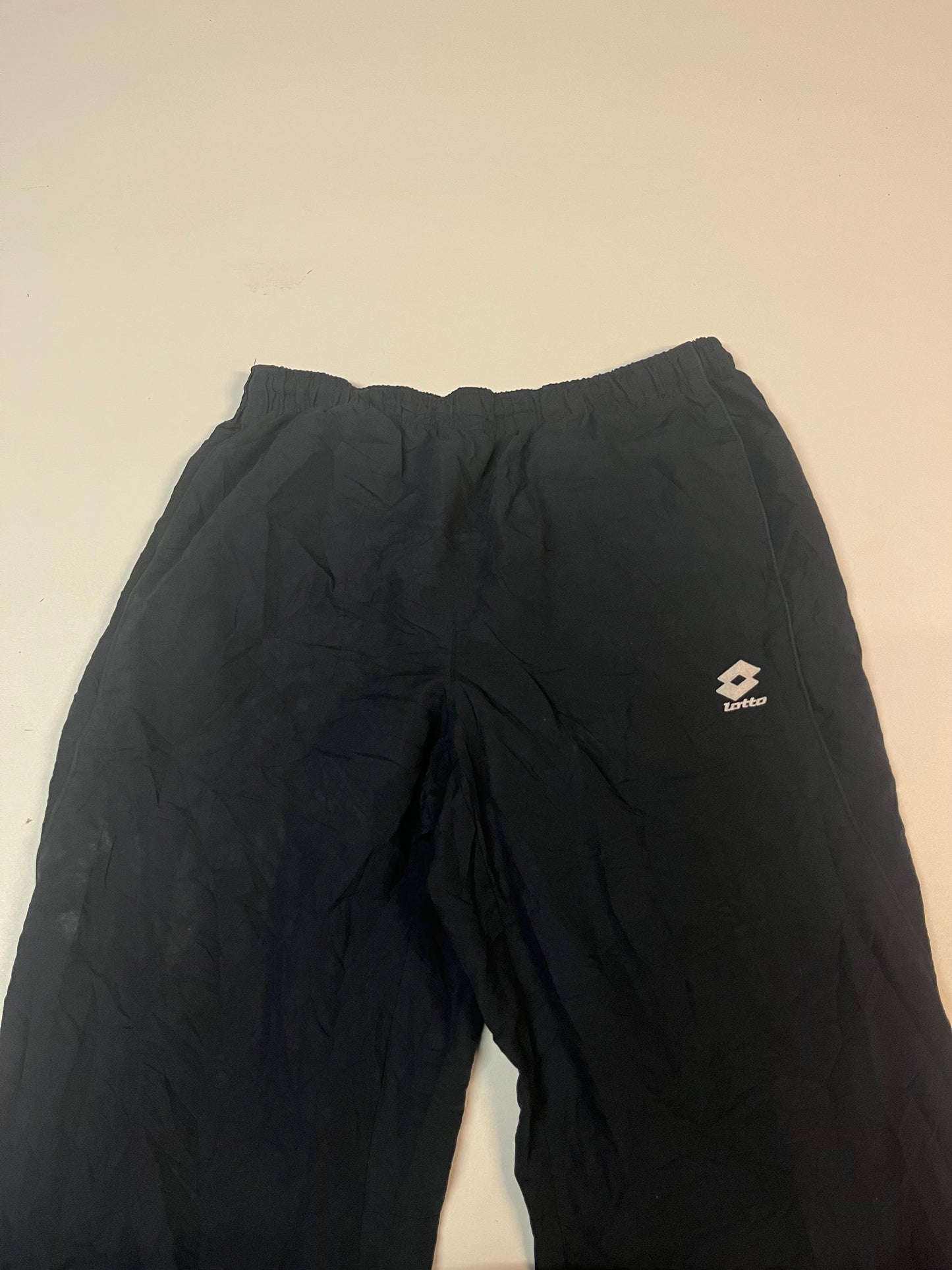 Entdecke unsere Vintage Track Pants von Nike und anderen Marken, erhältlich bei Valuxery.de - Dein Shop für trendige Vintage - Kleidung. Unsere Track Pants sind aus hochwertigen Materialien und