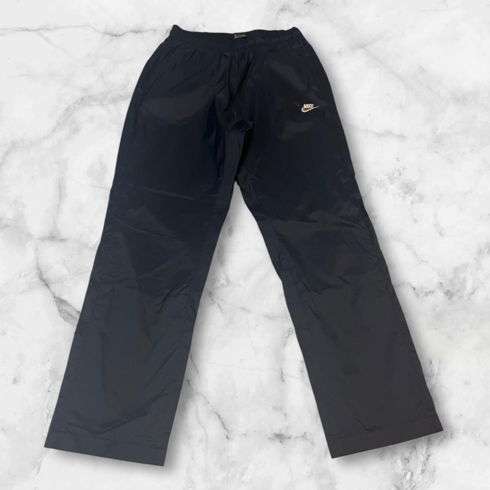 Entdecke unsere Vintage Track Pants von Nike und anderen Marken, erhältlich bei Valuxery.de - Dein Shop für trendige Vintage - Kleidung. Unsere Track Pants sind aus hochwertigen Materialien und