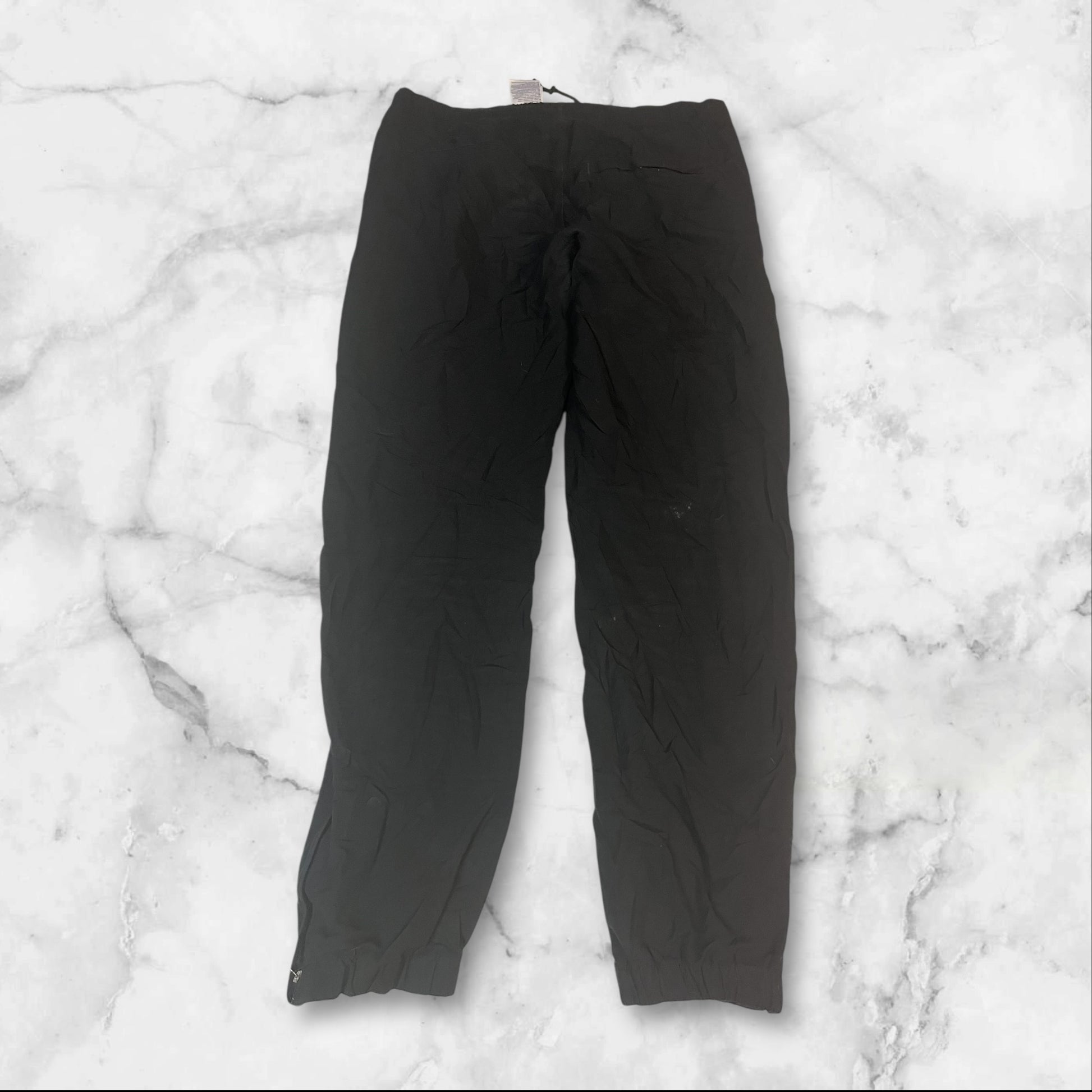 Entdecke unsere Vintage Track Pants von Nike und anderen Marken, erhältlich bei Valuxery.de - Dein Shop für trendige Vintage - Kleidung. Unsere Track Pants sind aus hochwertigen Materialien und