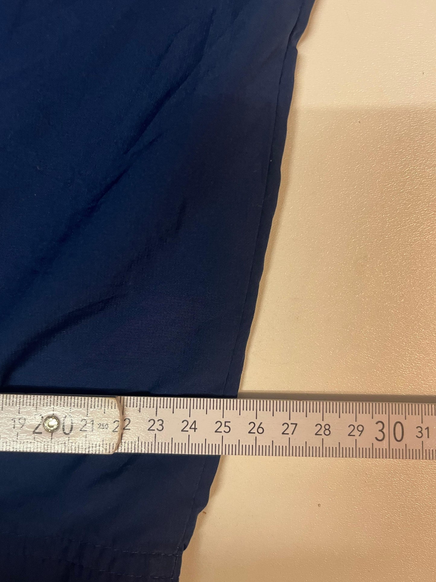 Entdecke unsere Vintage Track Pants von Nike und anderen Marken, erhältlich bei Valuxery.de - Dein Shop für trendige Vintage - Kleidung. Unsere Track Pants sind aus hochwertigen Materialien und