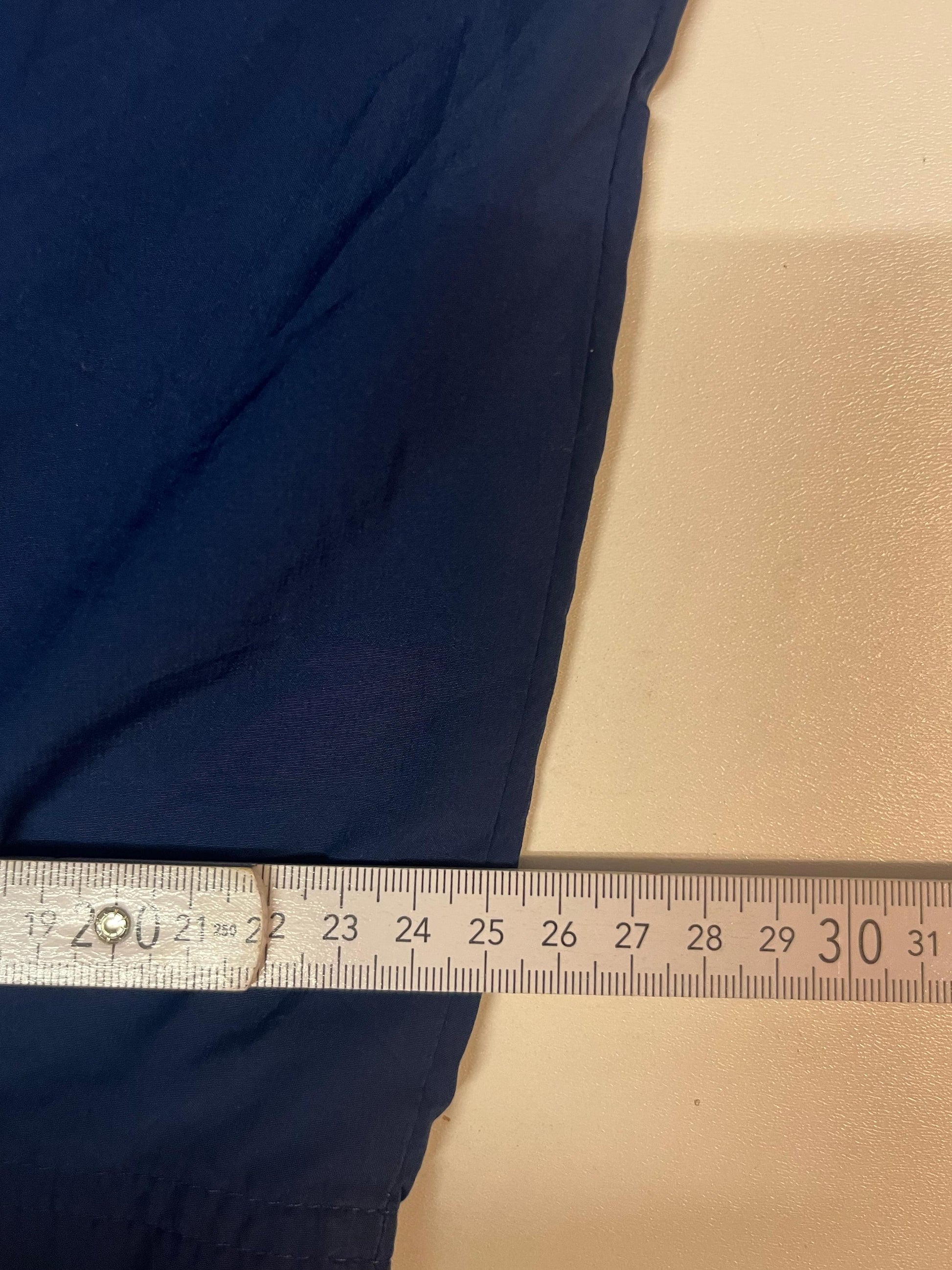 Entdecke unsere Vintage Track Pants von Nike und anderen Marken, erhältlich bei Valuxery.de - Dein Shop für trendige Vintage - Kleidung. Unsere Track Pants sind aus hochwertigen Materialien und