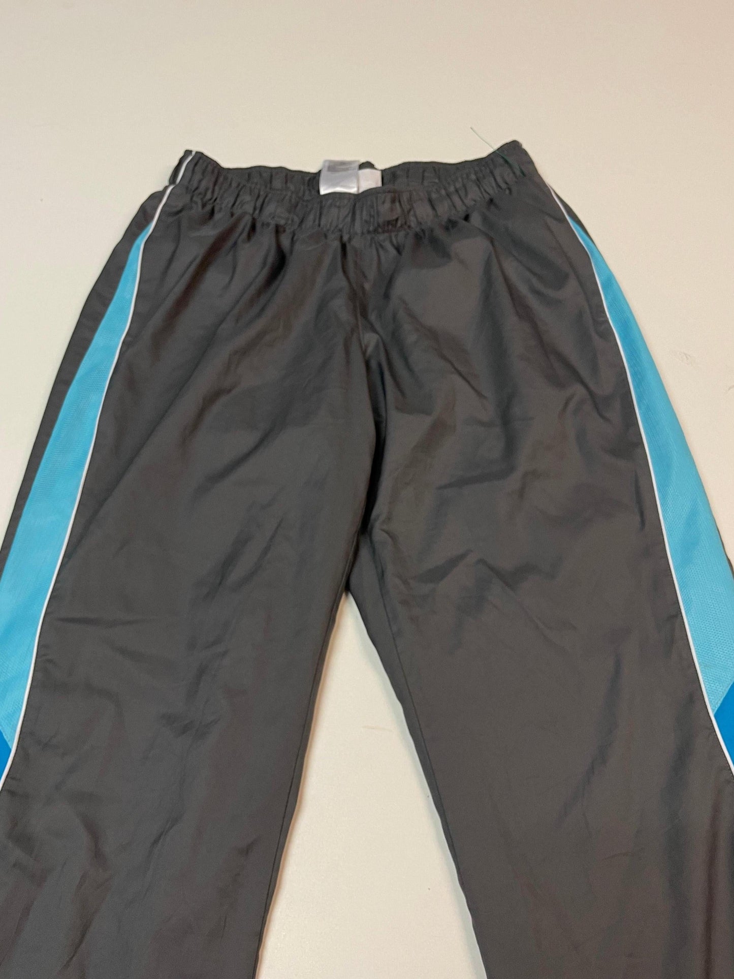 Entdecke unsere Vintage Track Pants von Nike und anderen Marken, erhältlich bei Valuxery.de - Dein Shop für trendige Vintage - Kleidung. Unsere Track Pants sind aus hochwertigen Materialien und