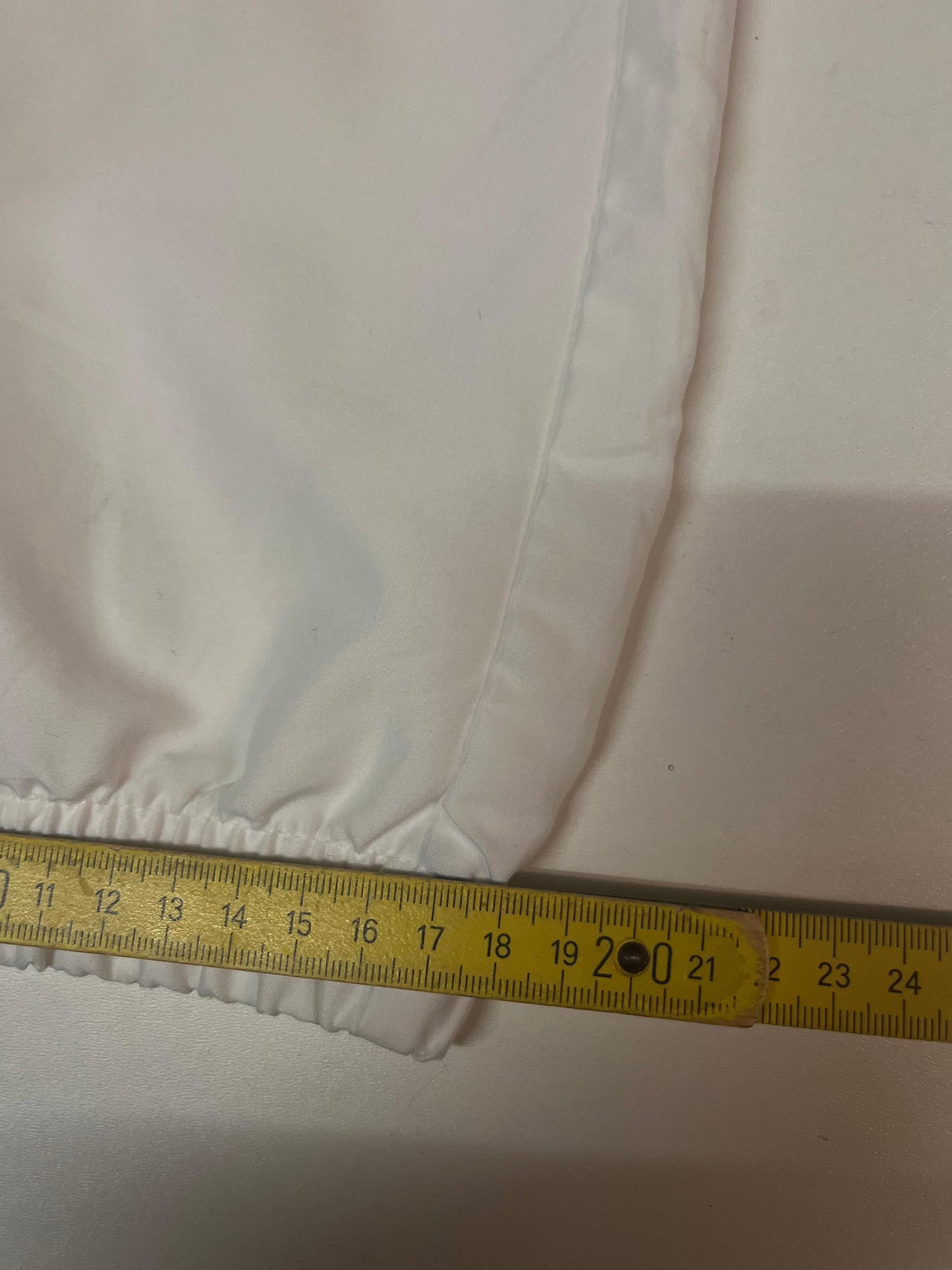 Entdecke unsere Vintage Track Pants von Nike und anderen Marken, erhältlich bei Valuxery.de - Dein Shop für trendige Vintage - Kleidung. Unsere Track Pants sind aus hochwertigen Materialien und