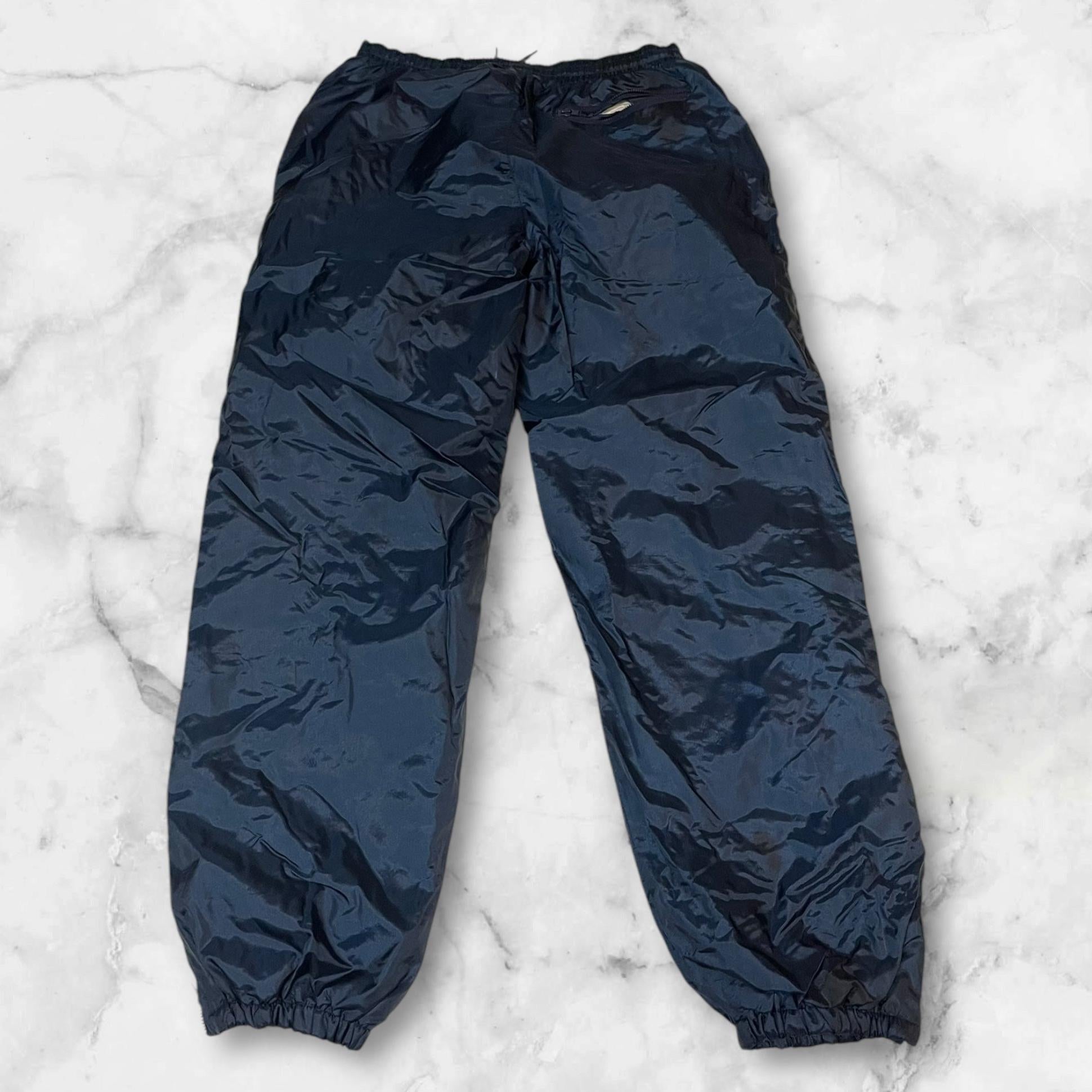 Entdecke unsere Vintage Track Pants von Nike und anderen Marken, erhältlich bei Valuxery.de - Dein Shop für trendige Vintage - Kleidung. Unsere Track Pants sind aus hochwertigen Materialien und