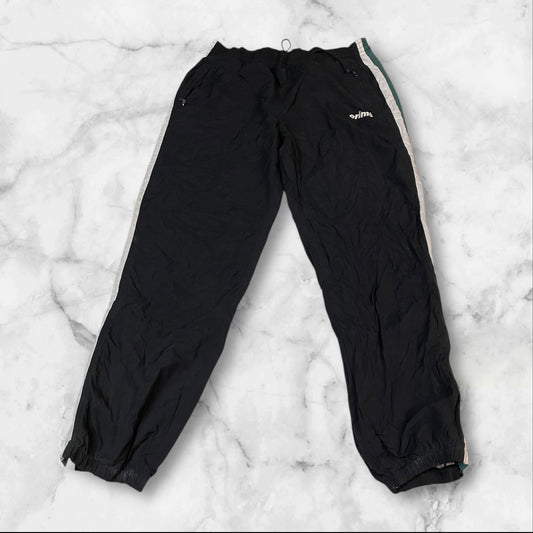 Entdecke unsere Vintage Track Pants von Nike und anderen Marken, erhältlich bei Valuxery.de - Dein Shop für trendige Vintage - Kleidung. Unsere Track Pants sind aus hochwertigen Materialien und