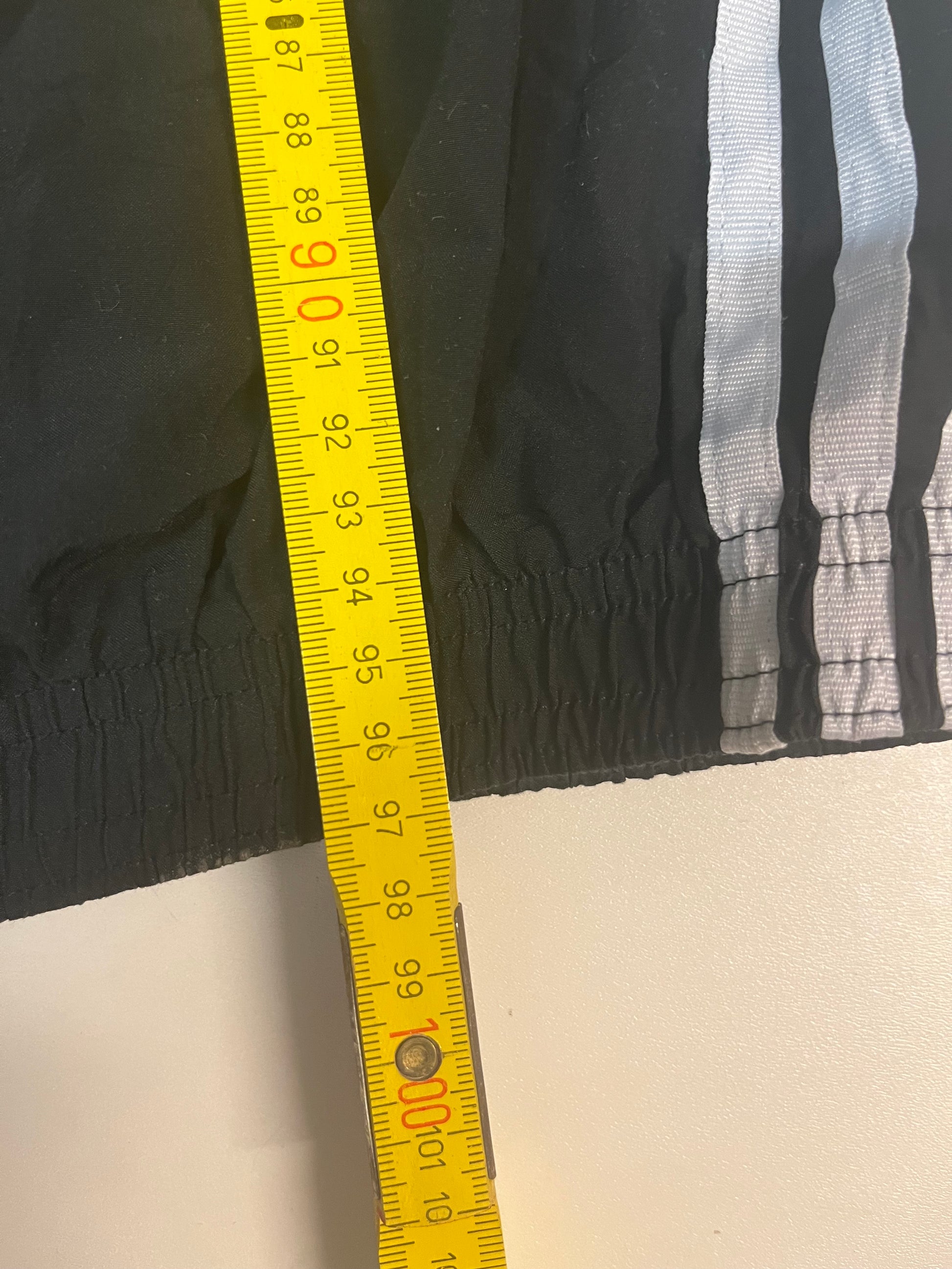 Entdecke unsere Vintage Track Pants von Nike und anderen Marken, erhältlich bei Valuxery.de - Dein Shop für trendige Vintage - Kleidung. Unsere Track Pants sind aus hochwertigen Materialien und