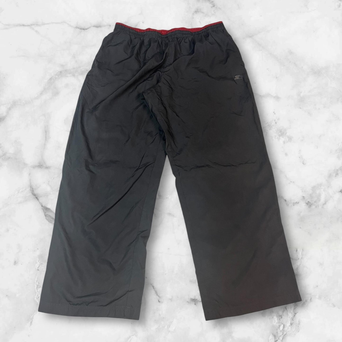 Entdecke unsere Vintage Track Pants von Nike und anderen Marken, erhältlich bei Valuxery.de - Dein Shop für trendige Vintage - Kleidung. Unsere Track Pants sind aus hochwertigen Materialien und