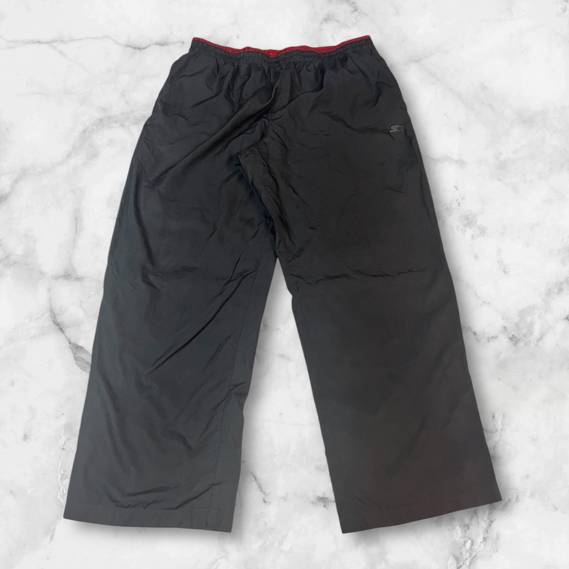 Entdecke unsere Vintage Track Pants von Nike und anderen Marken, erhältlich bei Valuxery.de - Dein Shop für trendige Vintage - Kleidung. Unsere Track Pants sind aus hochwertigen Materialien und