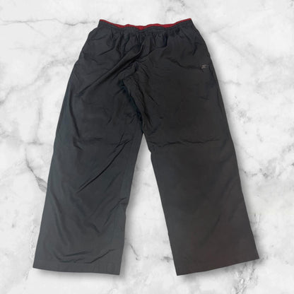 Entdecke unsere Vintage Track Pants von Nike und anderen Marken, erhältlich bei Valuxery.de - Dein Shop für trendige Vintage - Kleidung. Unsere Track Pants sind aus hochwertigen Materialien und