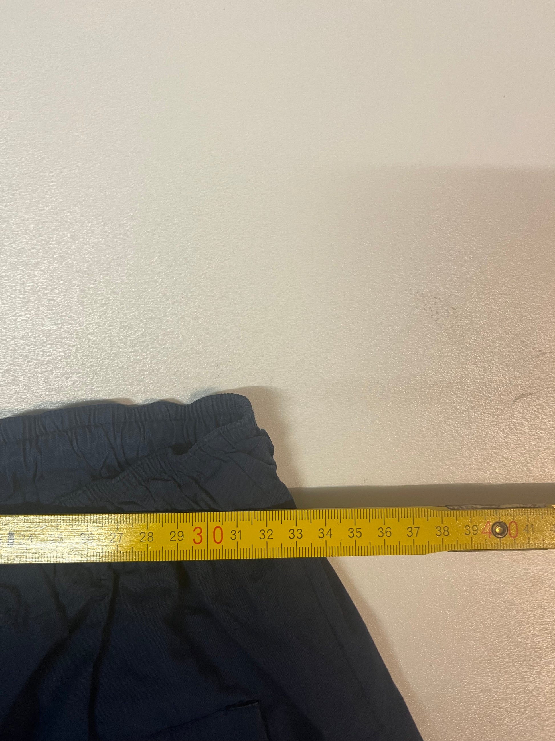 Entdecke unsere Vintage Track Pants von Nike und anderen Marken, erhältlich bei Valuxery.de - Dein Shop für trendige Vintage - Kleidung. Unsere Track Pants sind aus hochwertigen Materialien und