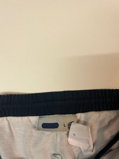 Entdecke unsere Vintage Track Pants von Nike und anderen Marken, erhältlich bei Valuxery.de - Dein Shop für trendige Vintage - Kleidung. Unsere Track Pants sind aus hochwertigen Materialien und
