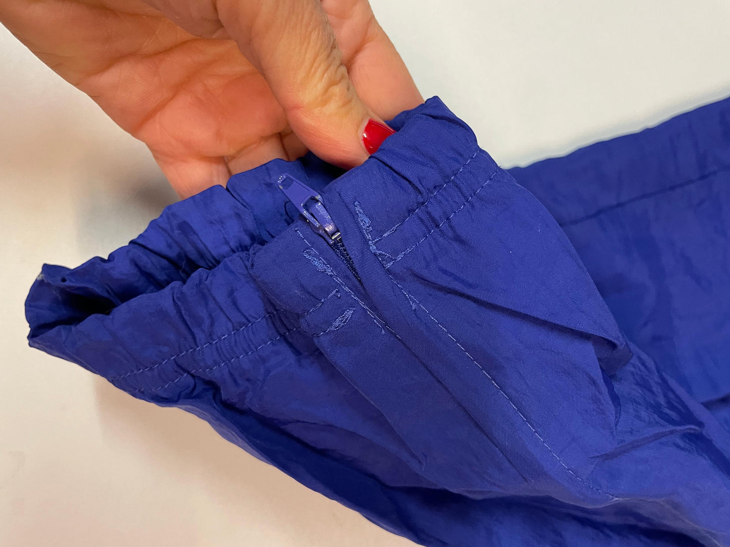 Entdecke unsere Vintage Track Pants von Nike und anderen Marken, erhältlich bei Valuxery.de - Dein Shop für trendige Vintage - Kleidung. Unsere Track Pants sind aus hochwertigen Materialien und