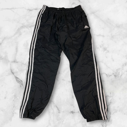 Entdecke unsere Vintage Track Pants von Nike und anderen Marken, erhältlich bei Valuxery.de - Dein Shop für trendige Vintage - Kleidung. Unsere Track Pants sind aus hochwertigen Materialien und