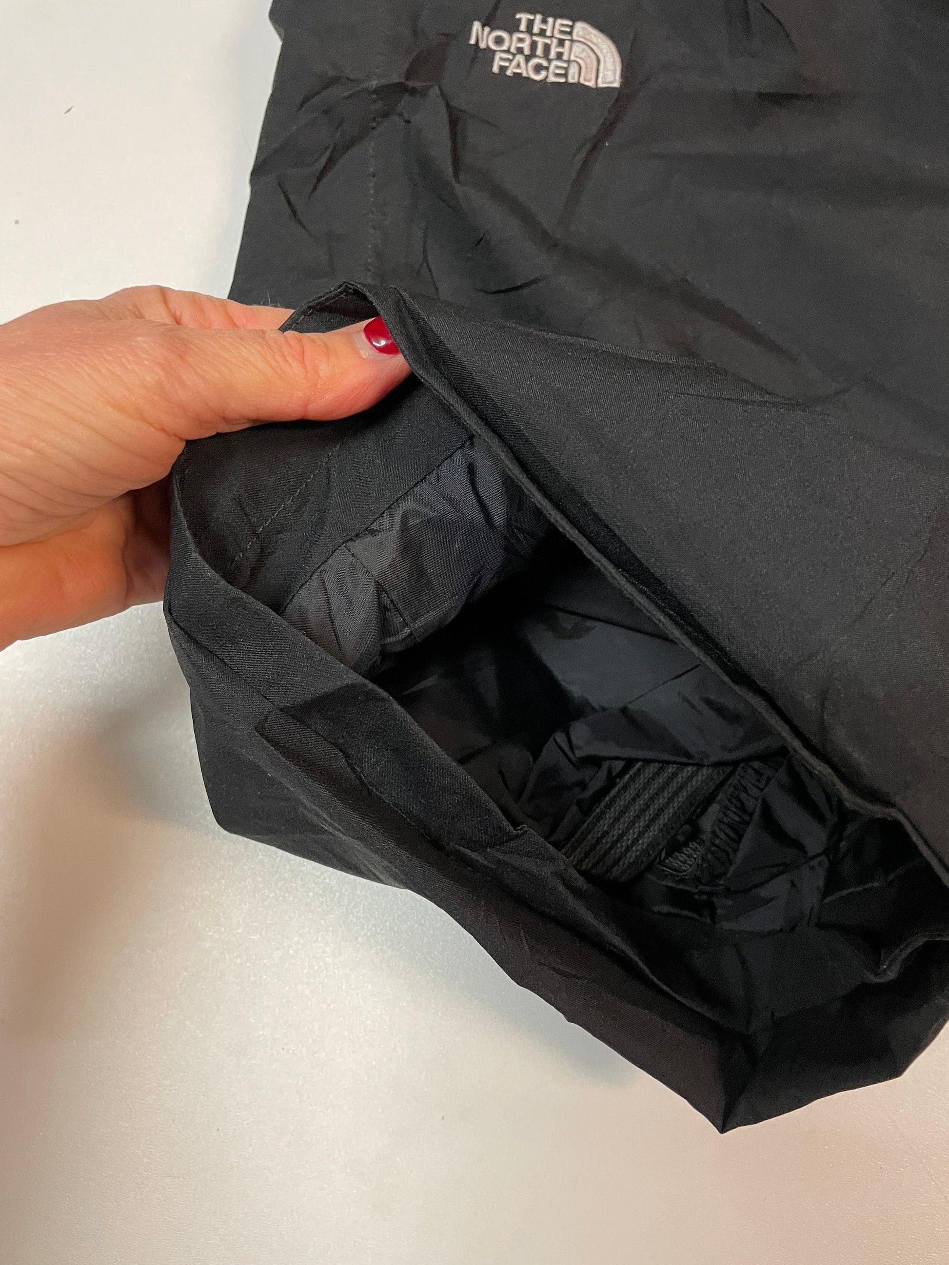 Entdecke unsere Vintage Track Pants von Nike und anderen Marken, erhältlich bei Valuxery.de - Dein Shop für trendige Vintage - Kleidung. Unsere Track Pants sind aus hochwertigen Materialien und
