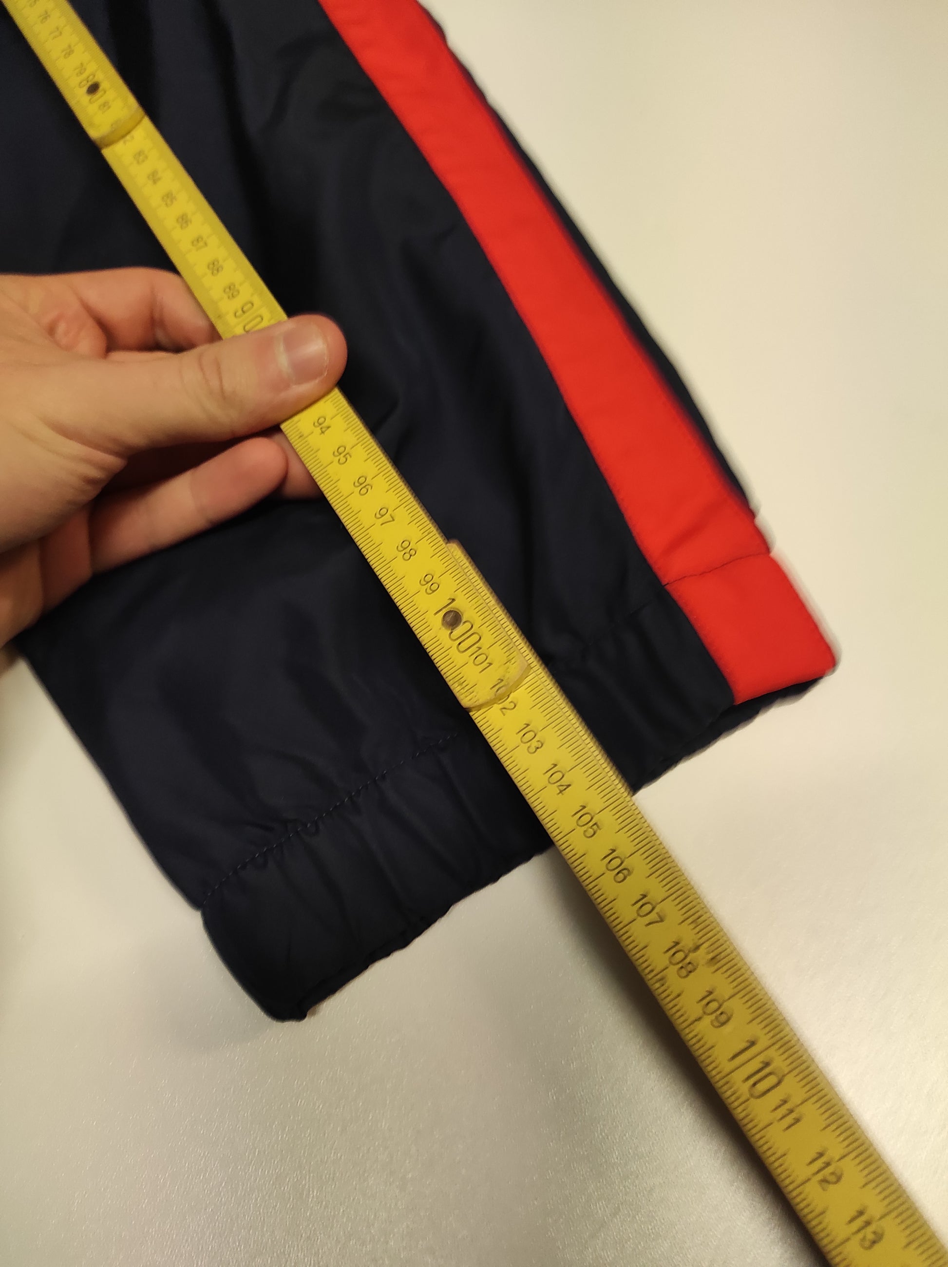 Entdecke unsere Vintage Track Pants von Nike und anderen Marken, erhältlich bei Valuxery.de - Dein Shop für trendige Vintage - Kleidung. Unsere Track Pants sind aus hochwertigen Materialien und