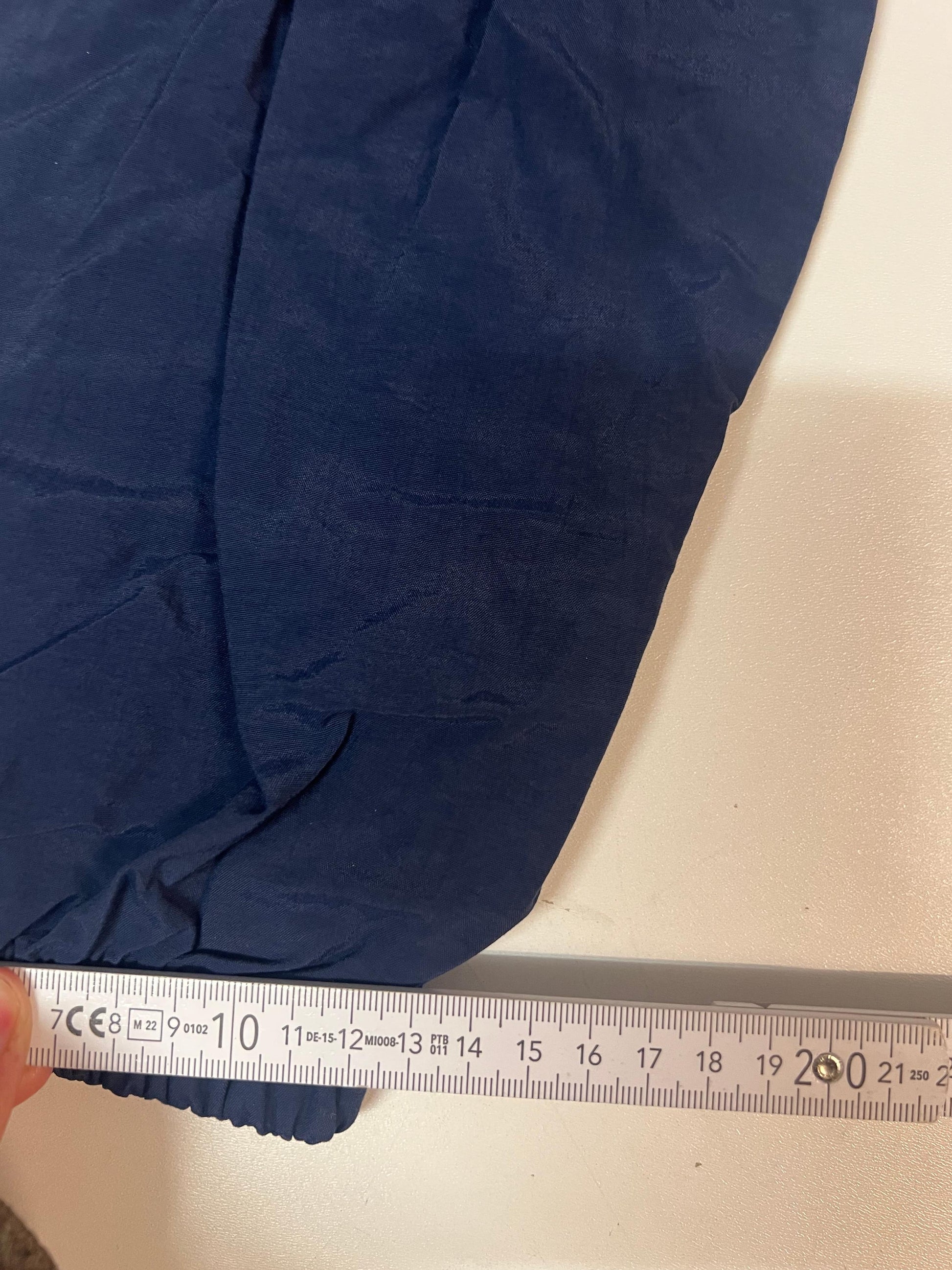 Entdecke unsere Vintage Track Pants von Nike und anderen Marken, erhältlich bei Valuxery.de - Dein Shop für trendige Vintage - Kleidung. Unsere Track Pants sind aus hochwertigen Materialien und