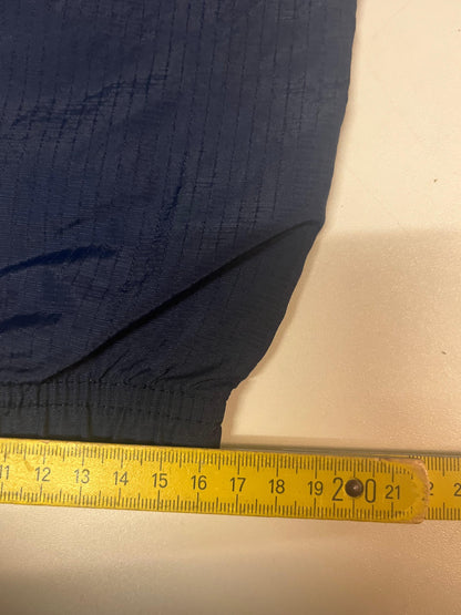 Entdecke unsere Vintage Track Pants von Nike und anderen Marken, erhältlich bei Valuxery.de - Dein Shop für trendige Vintage - Kleidung. Unsere Track Pants sind aus hochwertigen Materialien und