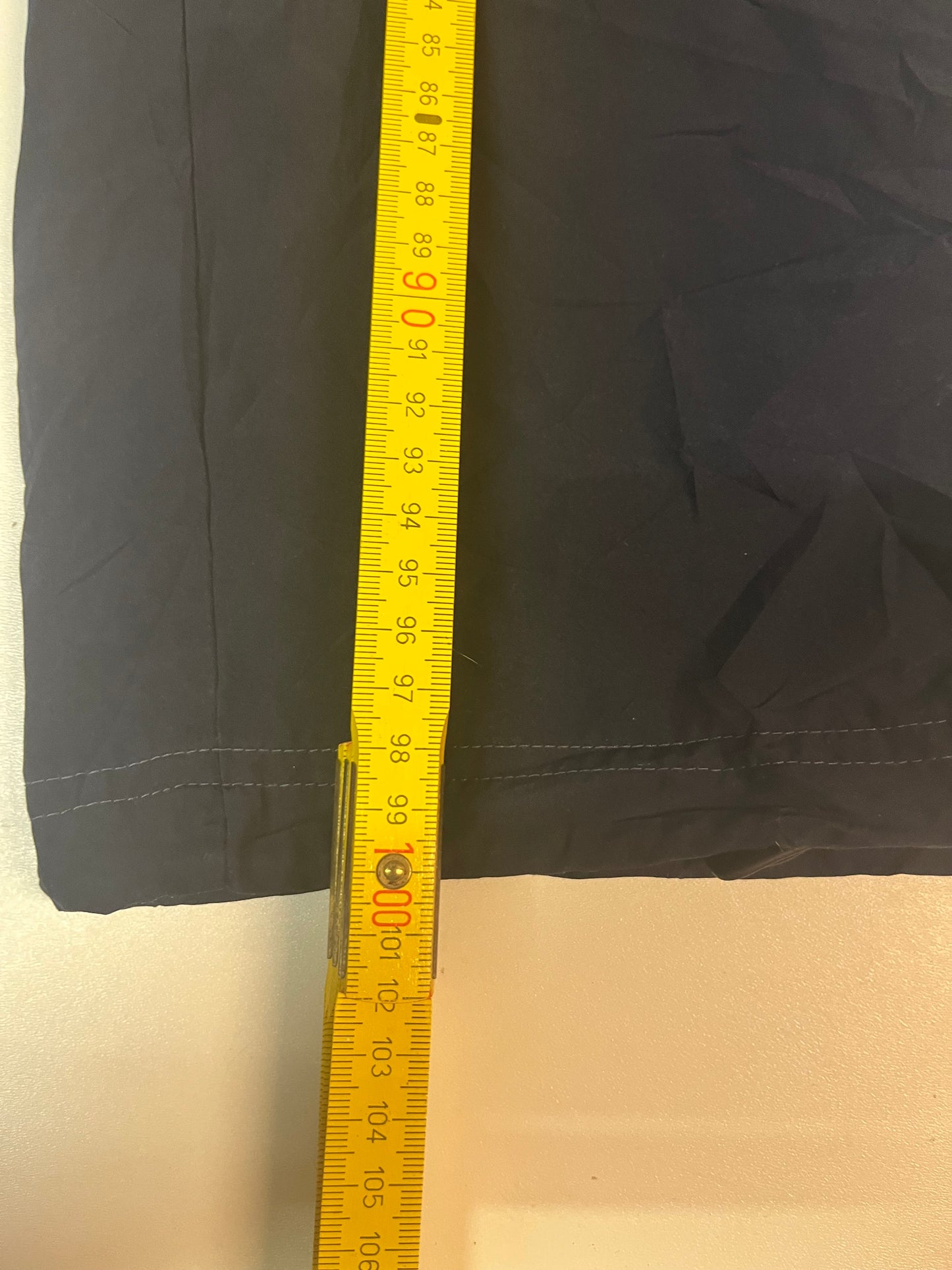 Entdecke unsere Vintage Track Pants von Nike und anderen Marken, erhältlich bei Valuxery.de - Dein Shop für trendige Vintage - Kleidung. Unsere Track Pants sind aus hochwertigen Materialien und