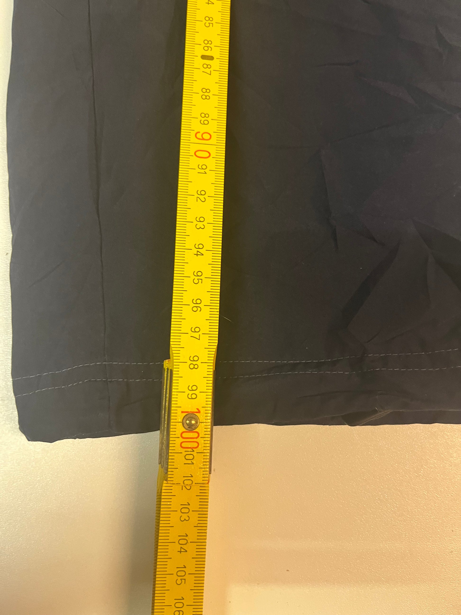 Entdecke unsere Vintage Track Pants von Nike und anderen Marken, erhältlich bei Valuxery.de - Dein Shop für trendige Vintage - Kleidung. Unsere Track Pants sind aus hochwertigen Materialien und