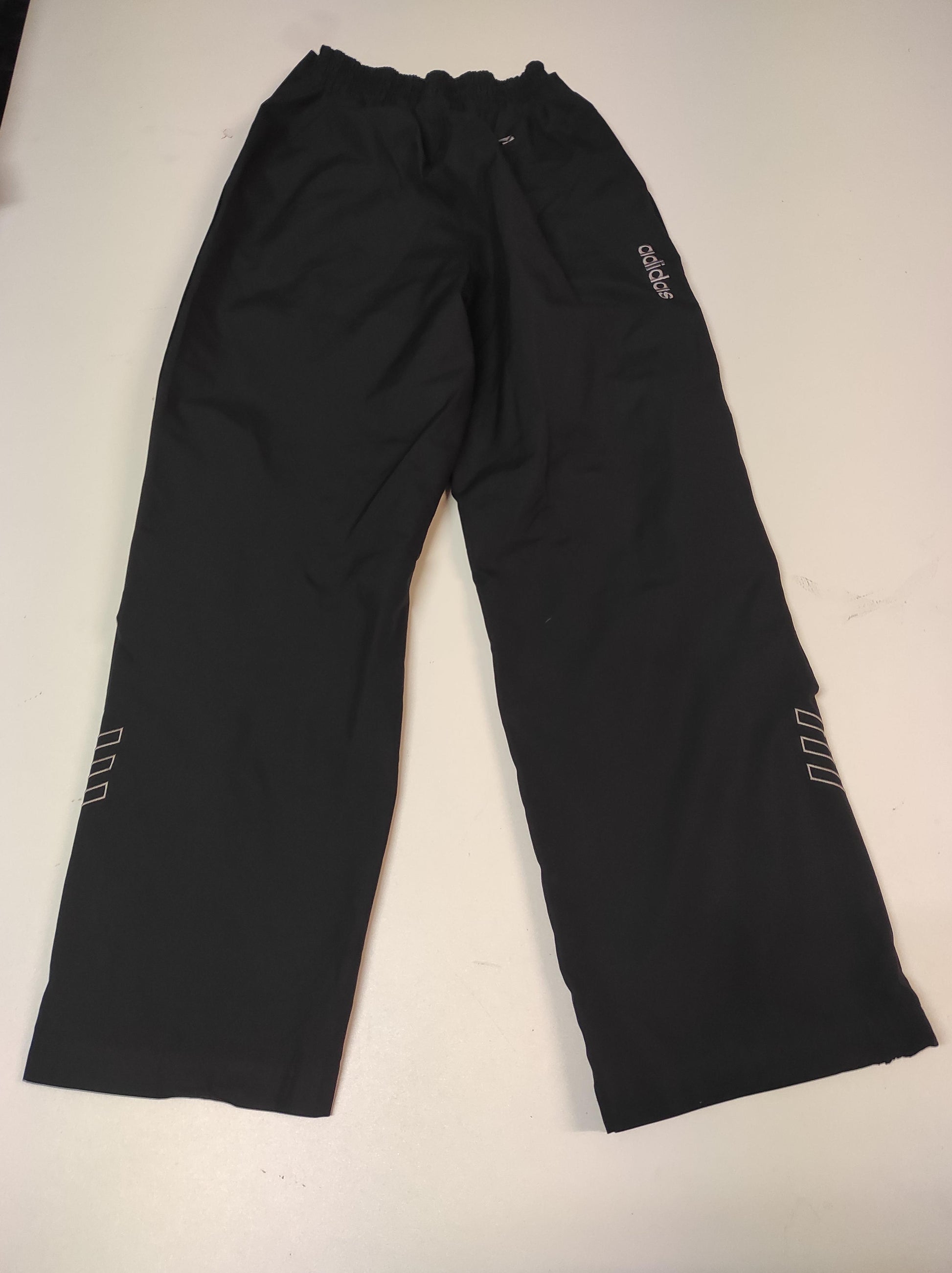 Entdecke unsere Vintage Track Pants von Nike und anderen Marken, erhältlich bei Valuxery.de - Dein Shop für trendige Vintage - Kleidung. Unsere Track Pants sind aus hochwertigen Materialien und