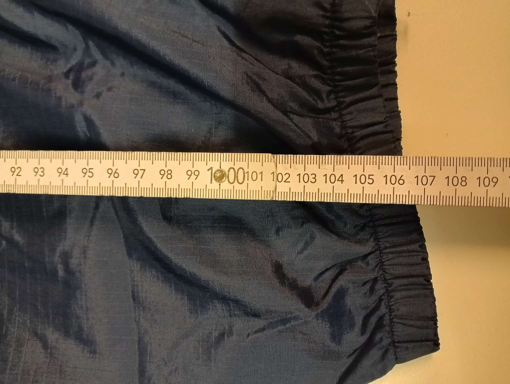 Entdecke unsere Vintage Track Pants von Nike und anderen Marken, erhältlich bei Valuxery.de - Dein Shop für trendige Vintage - Kleidung. Unsere Track Pants sind aus hochwertigen Materialien und