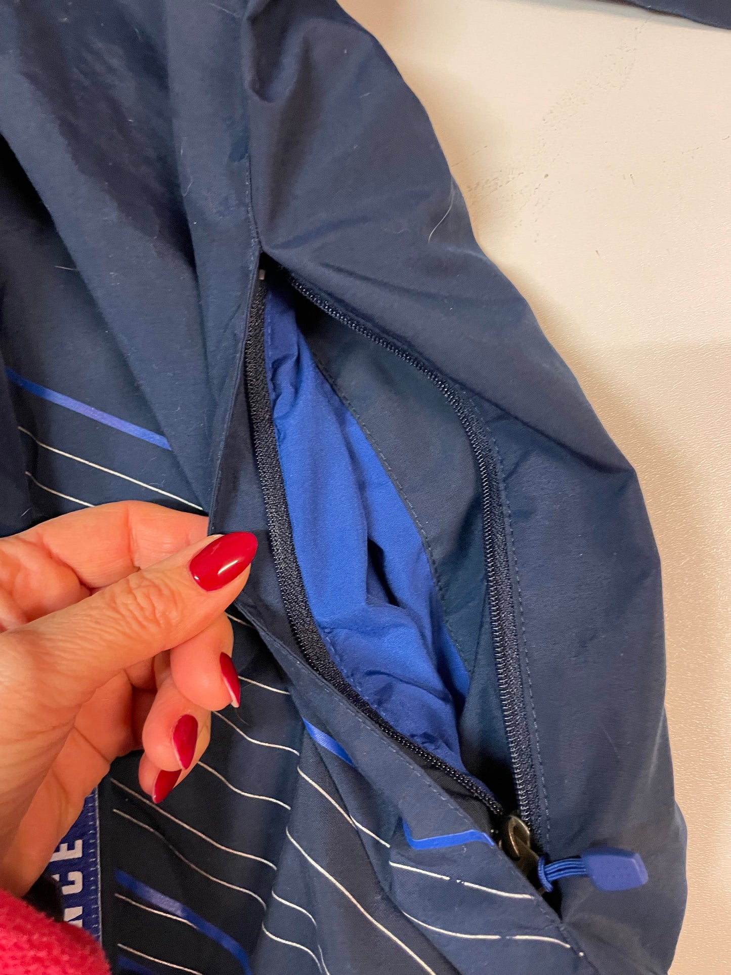 Entdecke unsere Vintage Track Pants von Nike und anderen Marken, erhältlich bei Valuxery.de - Dein Shop für trendige Vintage - Kleidung. Unsere Track Pants sind aus hochwertigen Materialien und