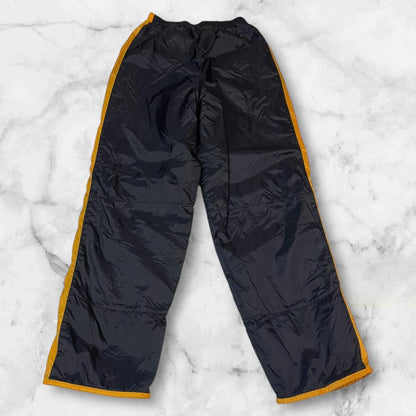 Entdecke unsere Vintage Track Pants von Nike und anderen Marken, erhältlich bei Valuxery.de - Dein Shop für trendige Vintage - Kleidung. Unsere Track Pants sind aus hochwertigen Materialien und