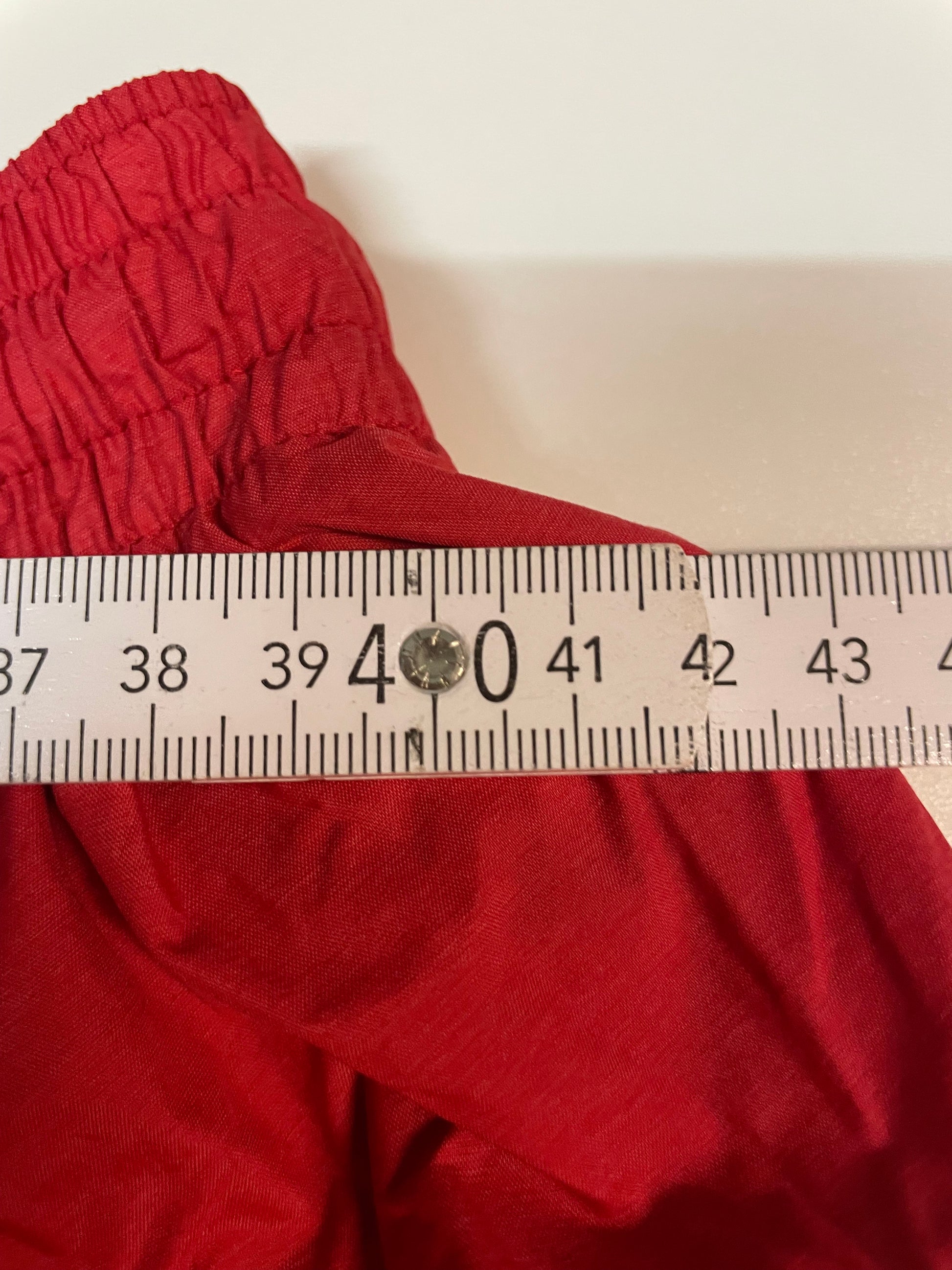 Entdecke unsere Vintage Track Pants von Nike und anderen Marken, erhältlich bei Valuxery.de - Dein Shop für trendige Vintage - Kleidung. Unsere Track Pants sind aus hochwertigen Materialien und