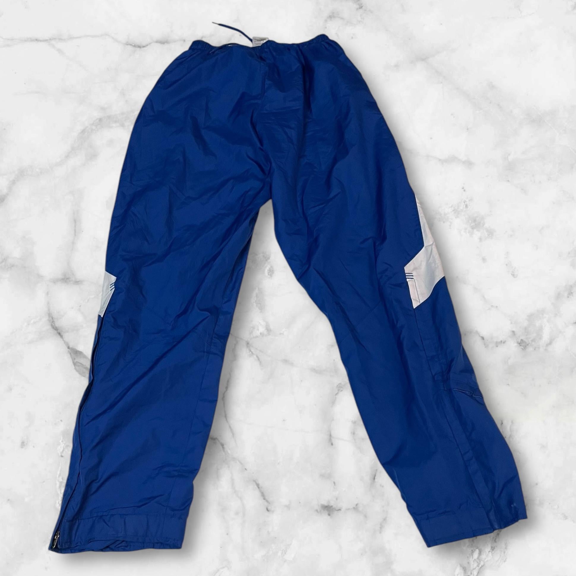 Entdecke unsere Vintage Track Pants von Nike und anderen Marken, erhältlich bei Valuxery.de - Dein Shop für trendige Vintage - Kleidung. Unsere Track Pants sind aus hochwertigen Materialien und