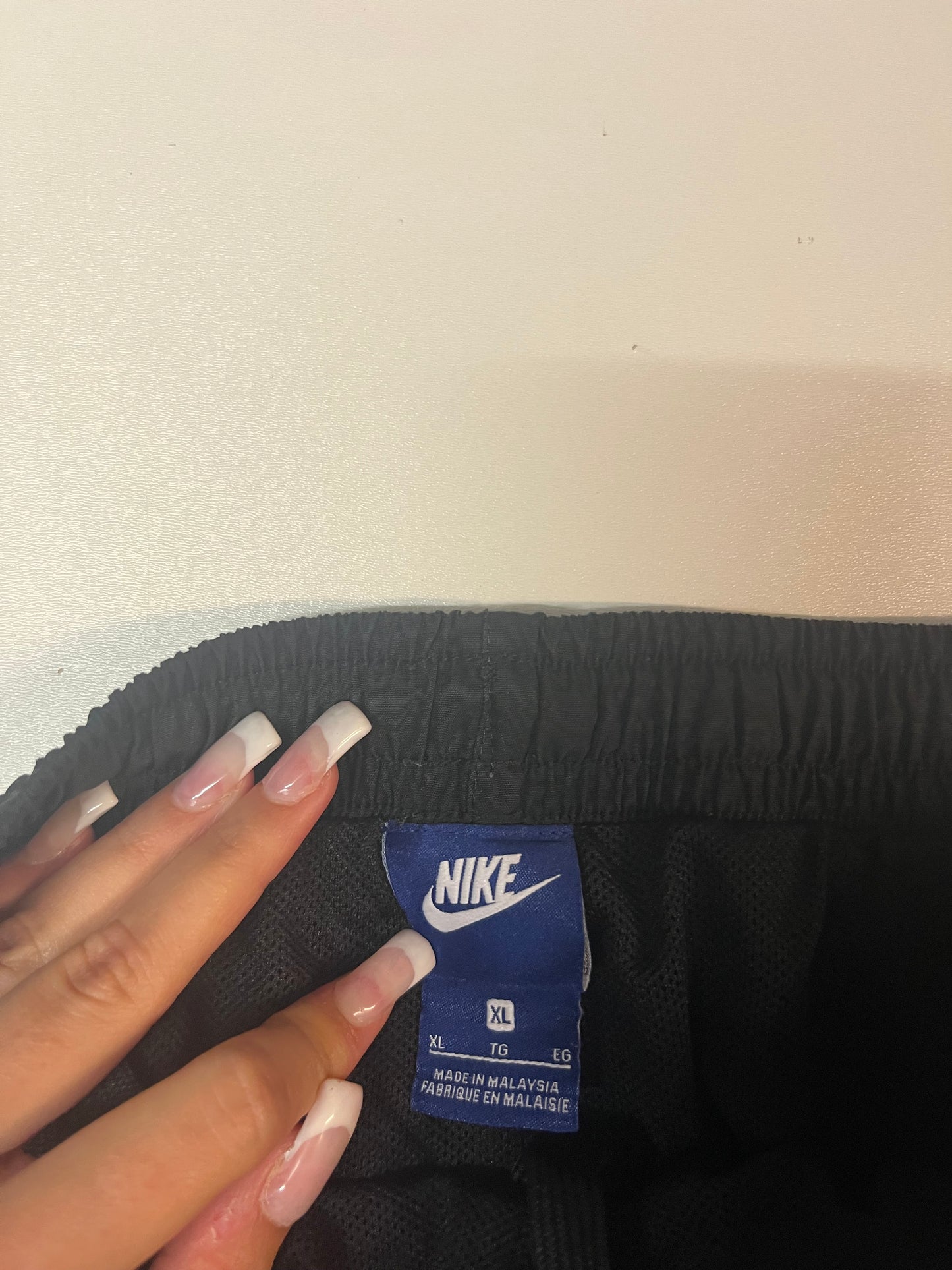 Entdecke unsere Vintage Track Pants von Nike und anderen Marken, erhältlich bei Valuxery.de - Dein Shop für trendige Vintage - Kleidung. Unsere Track Pants sind aus hochwertigen Materialien und