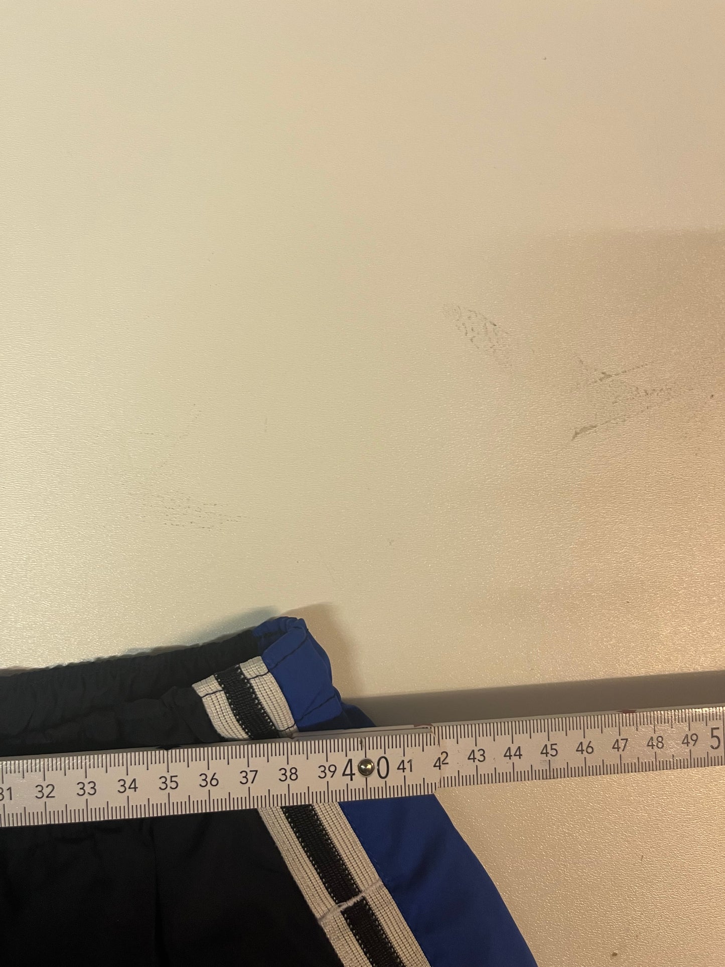 Entdecke unsere Vintage Track Pants von Nike und anderen Marken, erhältlich bei Valuxery.de - Dein Shop für trendige Vintage - Kleidung. Unsere Track Pants sind aus hochwertigen Materialien und