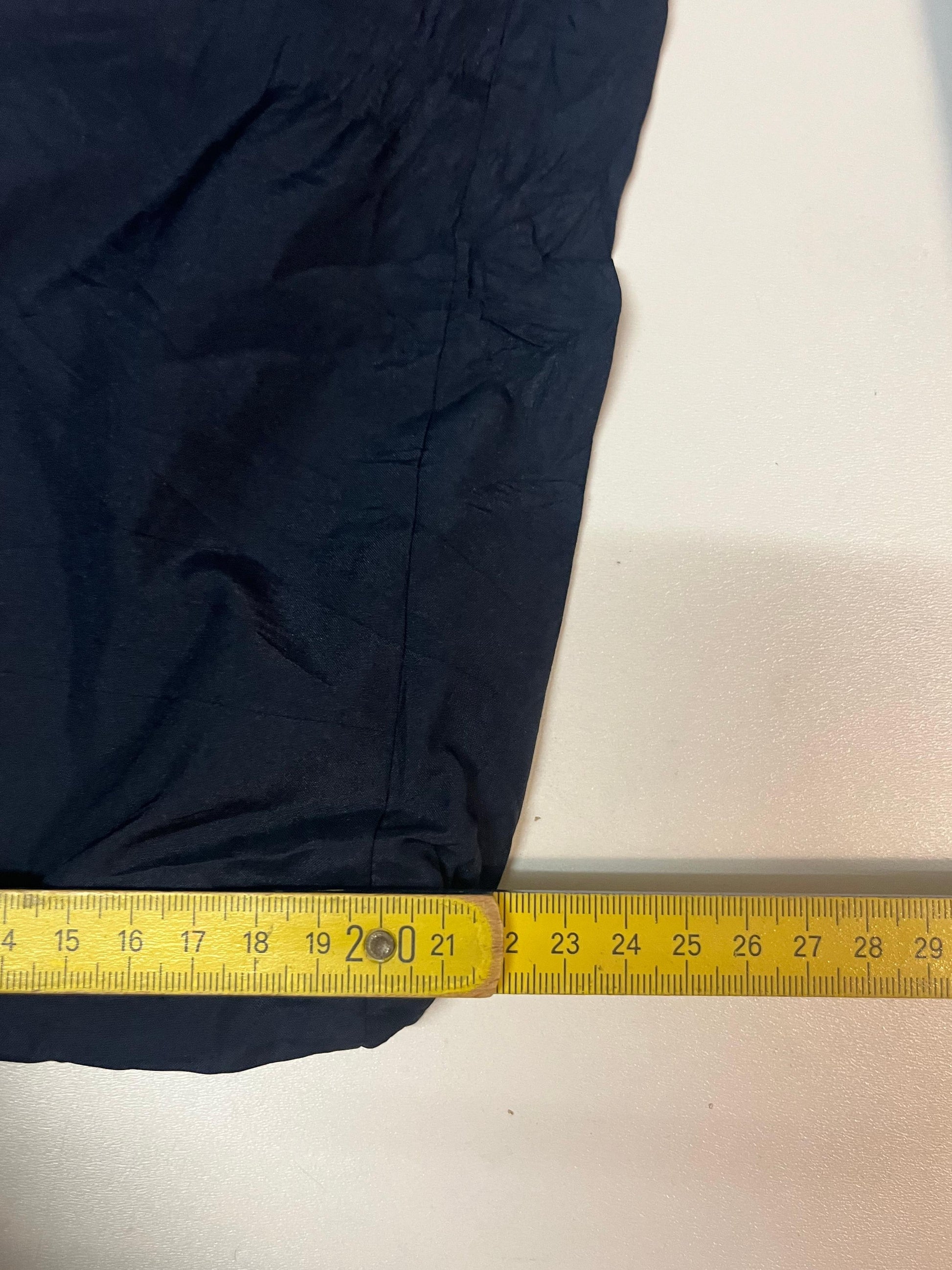 Entdecke unsere Vintage Track Pants von Nike und anderen Marken, erhältlich bei Valuxery.de - Dein Shop für trendige Vintage - Kleidung. Unsere Track Pants sind aus hochwertigen Materialien und