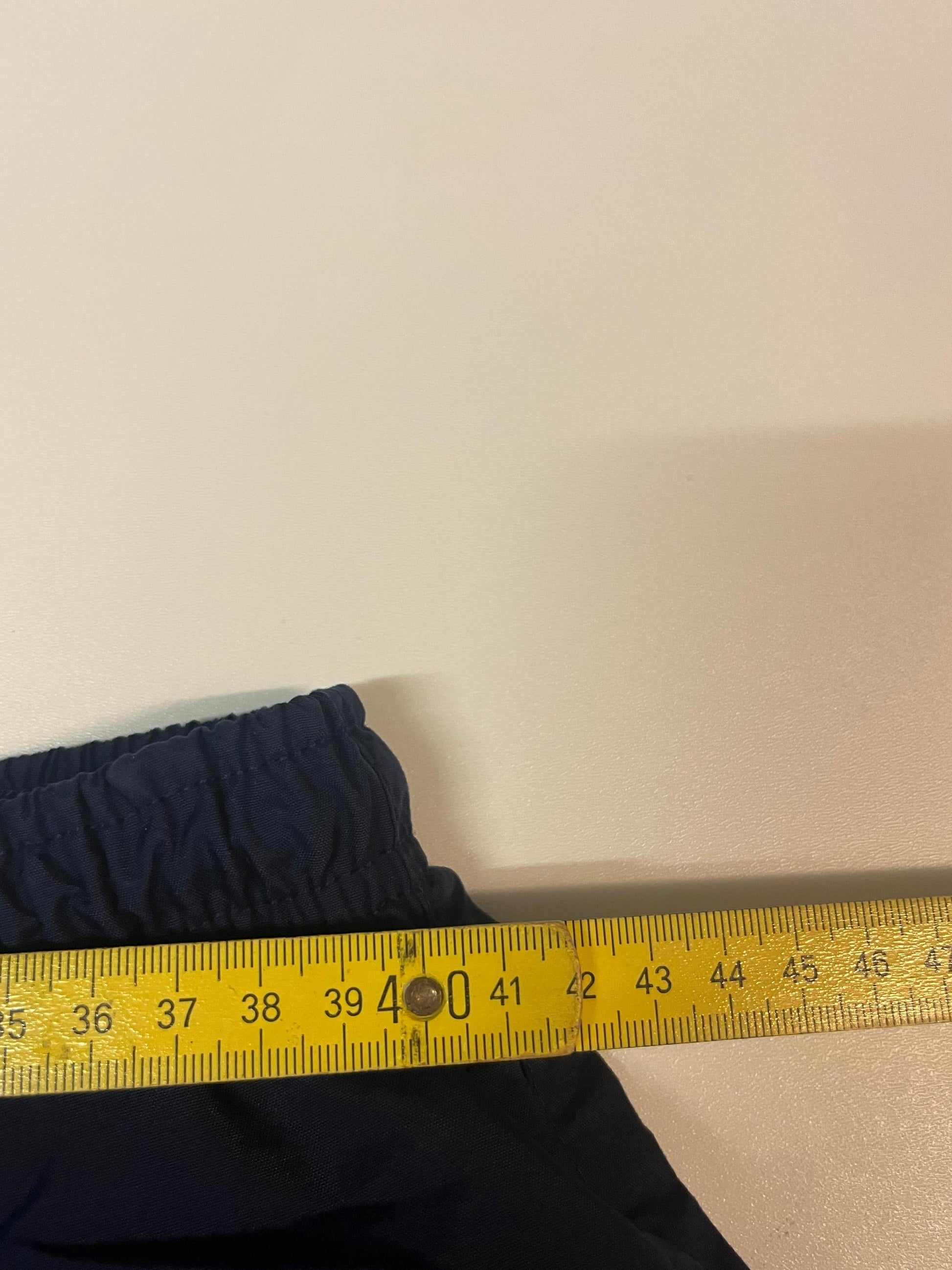 Entdecke unsere Vintage Track Pants von Nike und anderen Marken, erhältlich bei Valuxery.de - Dein Shop für trendige Vintage - Kleidung. Unsere Track Pants sind aus hochwertigen Materialien und