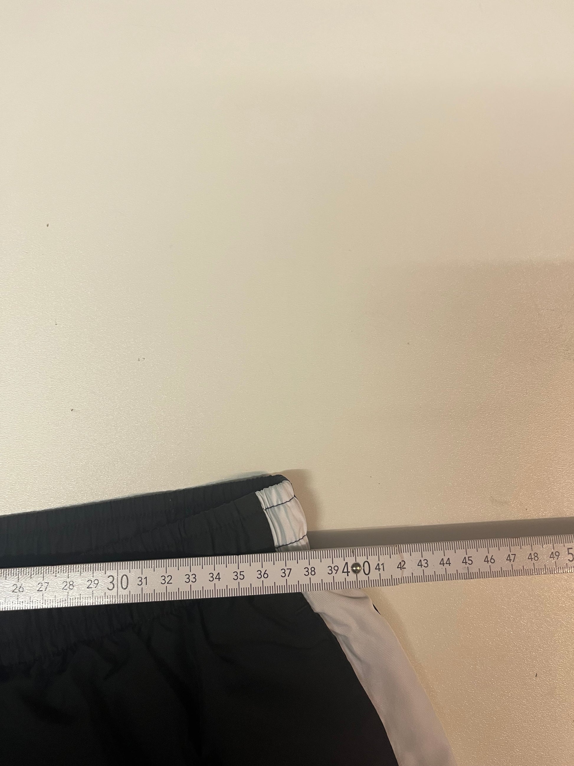 Entdecke unsere Vintage Track Pants von Nike und anderen Marken, erhältlich bei Valuxery.de - Dein Shop für trendige Vintage - Kleidung. Unsere Track Pants sind aus hochwertigen Materialien und
