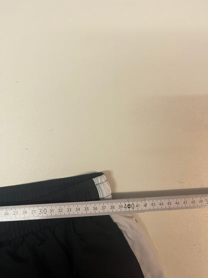 Entdecke unsere Vintage Track Pants von Nike und anderen Marken, erhältlich bei Valuxery.de - Dein Shop für trendige Vintage - Kleidung. Unsere Track Pants sind aus hochwertigen Materialien und