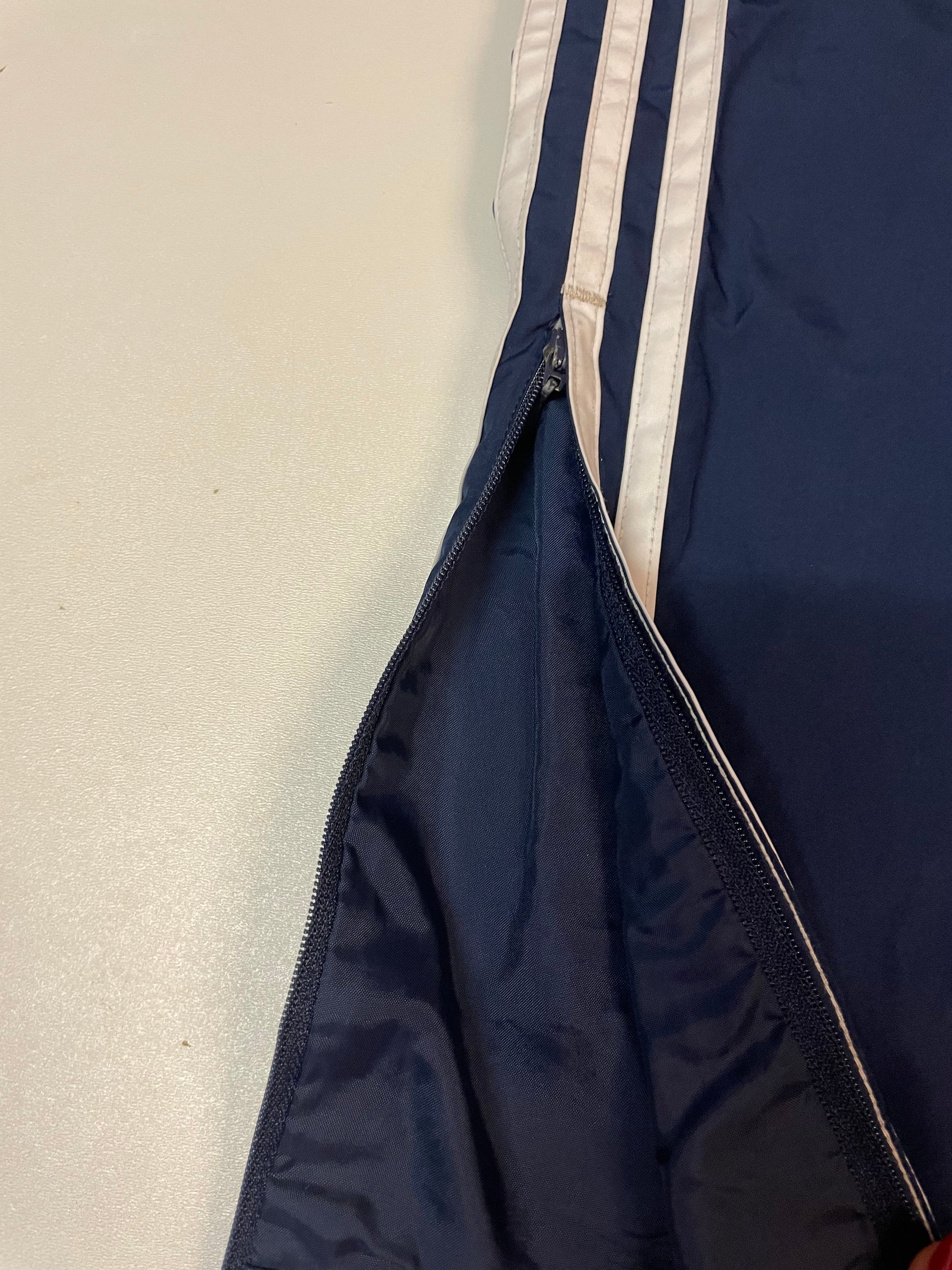 Entdecke unsere Vintage Track Pants von Nike und anderen Marken, erhältlich bei Valuxery.de - Dein Shop für trendige Vintage - Kleidung. Unsere Track Pants sind aus hochwertigen Materialien und