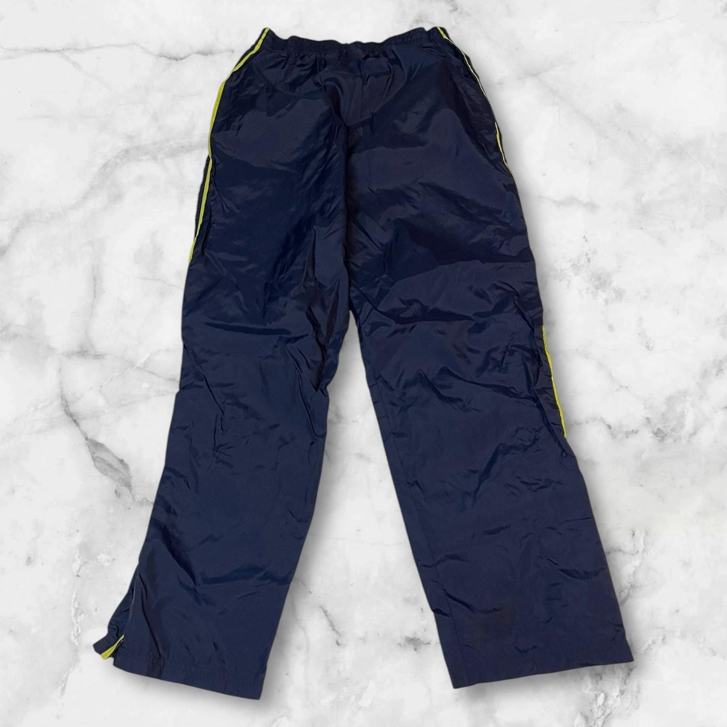 Entdecke unsere Vintage Track Pants von Nike und anderen Marken, erhältlich bei Valuxery.de - Dein Shop für trendige Vintage - Kleidung. Unsere Track Pants sind aus hochwertigen Materialien und