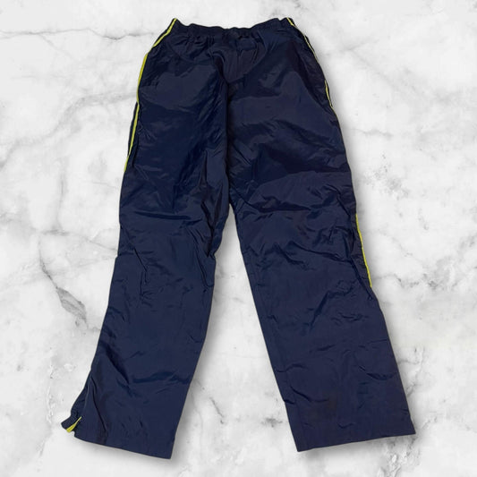 Entdecke unsere Vintage Track Pants von Nike und anderen Marken, erhältlich bei Valuxery.de - Dein Shop für trendige Vintage - Kleidung. Unsere Track Pants sind aus hochwertigen Materialien und