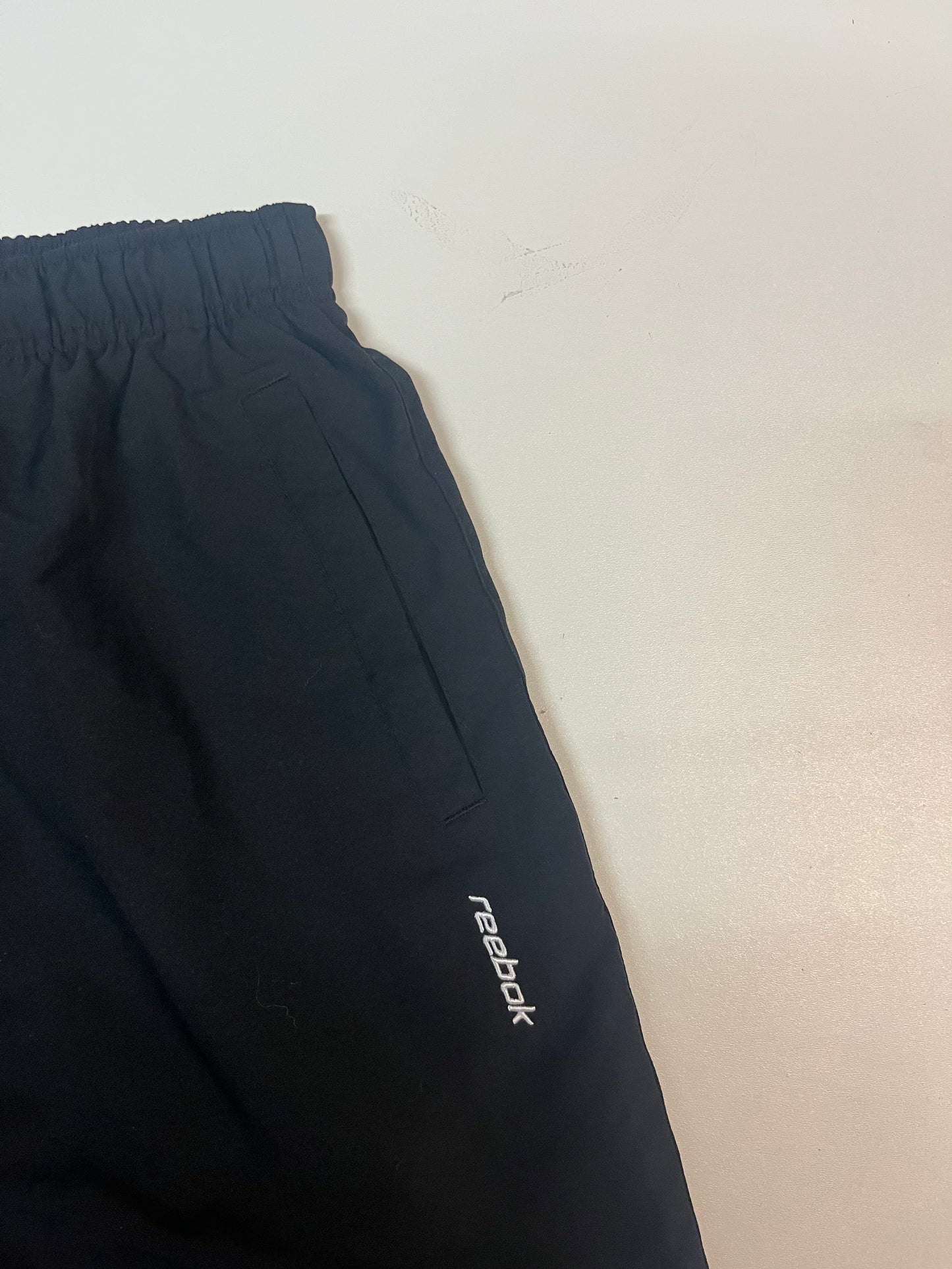 Entdecke unsere Vintage Track Pants von Nike und anderen Marken, erhältlich bei Valuxery.de - Dein Shop für trendige Vintage - Kleidung. Unsere Track Pants sind aus hochwertigen Materialien und
