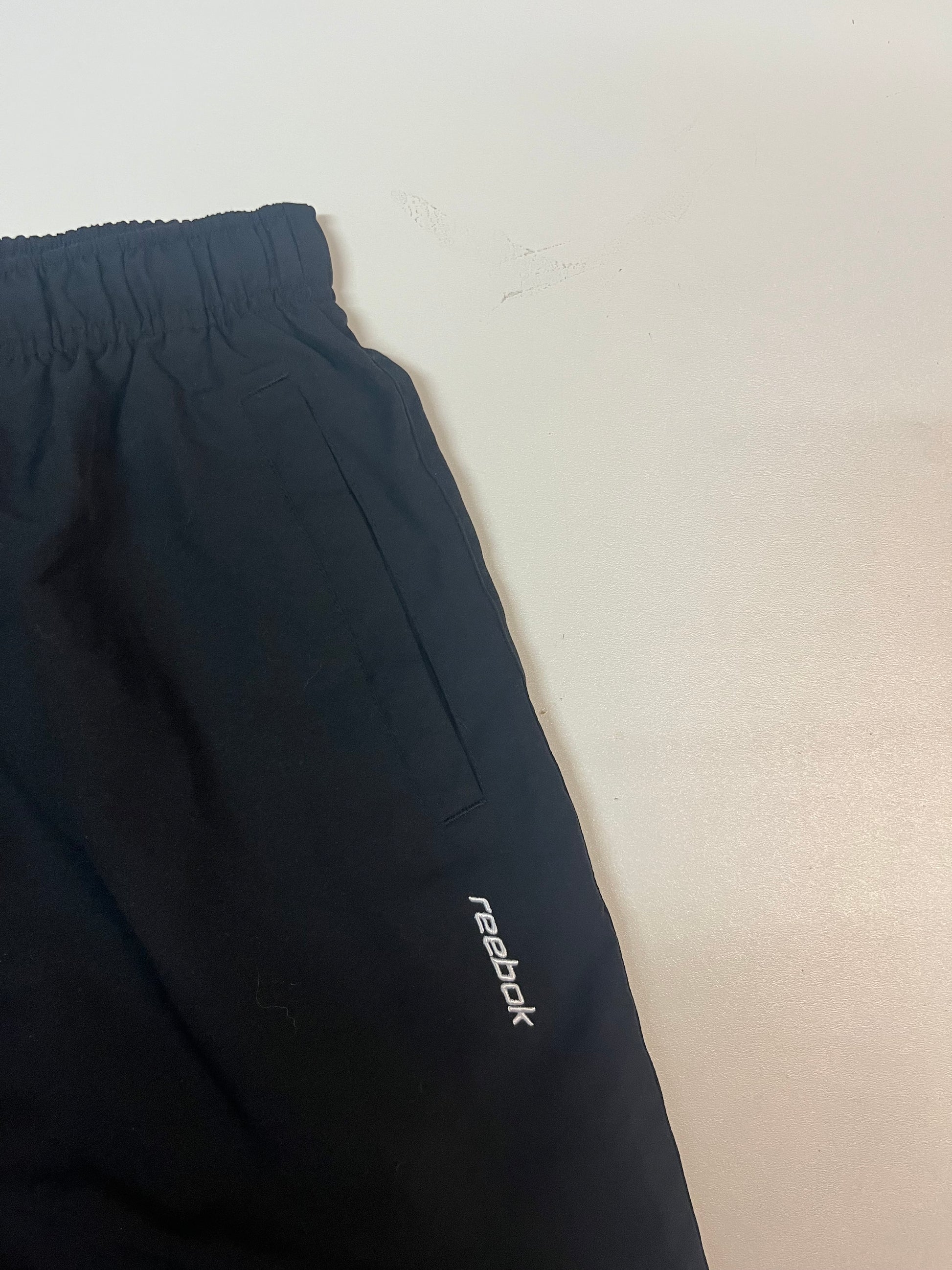 Entdecke unsere Vintage Track Pants von Nike und anderen Marken, erhältlich bei Valuxery.de - Dein Shop für trendige Vintage - Kleidung. Unsere Track Pants sind aus hochwertigen Materialien und