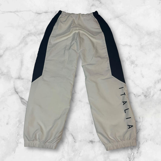 Entdecke unsere Vintage Track Pants von Nike und anderen Marken, erhältlich bei Valuxery.de - Dein Shop für trendige Vintage - Kleidung. Unsere Track Pants sind aus hochwertigen Materialien und
