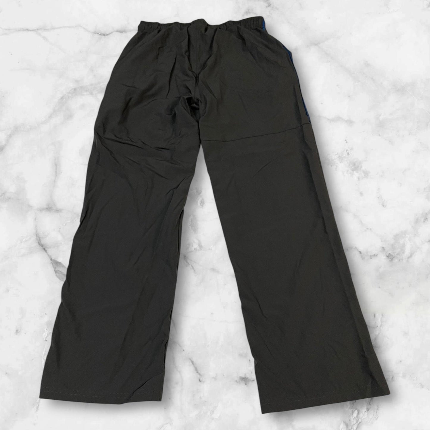 Entdecke unsere Vintage Track Pants von Nike und anderen Marken, erhältlich bei Valuxery.de - Dein Shop für trendige Vintage - Kleidung. Unsere Track Pants sind aus hochwertigen Materialien und