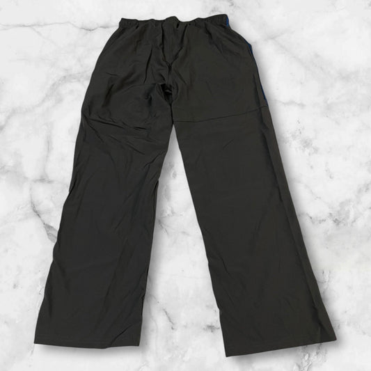 Entdecke unsere Vintage Track Pants von Nike und anderen Marken, erhältlich bei Valuxery.de - Dein Shop für trendige Vintage - Kleidung. Unsere Track Pants sind aus hochwertigen Materialien und